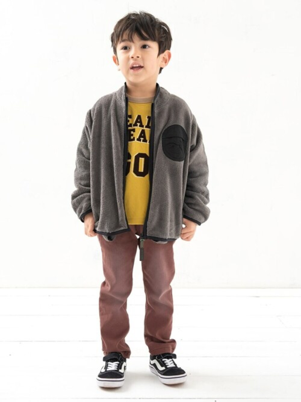 「カジュアル、秋のコーデ、プチプラ、男の子、秋服、DILASH」｜「DILASHのソフトパウダーストレッチデニム（デニムパンツ、レッド系）」を使った、DIL baby&kids shopさん（キッズ・106cm）の秋コーディネートの1枚目の写真