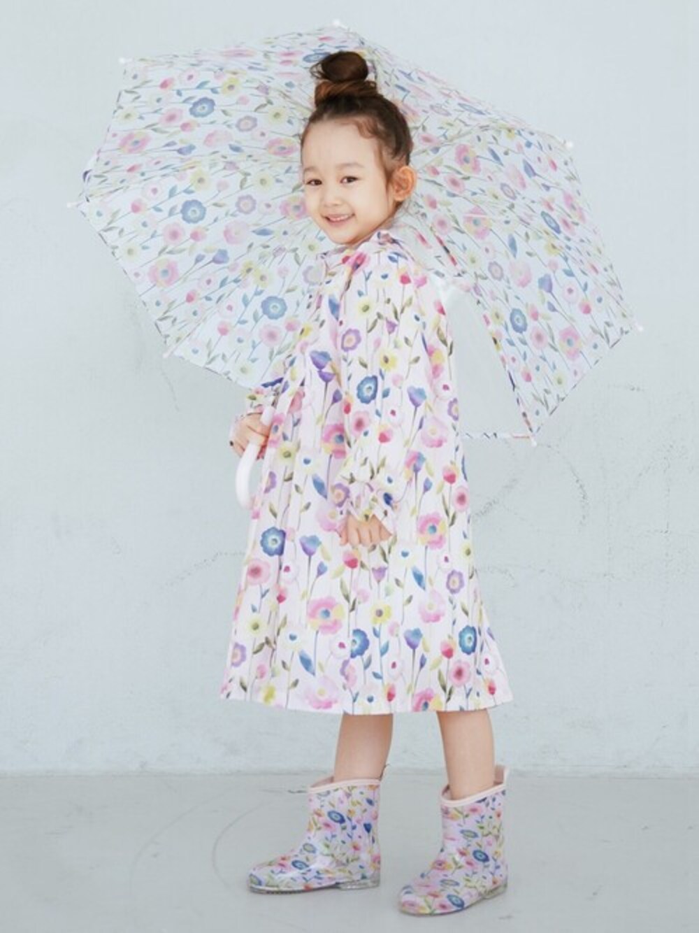 「雨の日、女の子、レインコート、雨の日コーデ、レイングッズ、ラポシェビスキュイ、Lapochebiscuit」｜「la poche biscuitの総柄 キッズ レインコート（レインコート/ポンチョ、ピンク系）」を使った、DIL baby&kids shopさん（キッズ・110cm）の秋コーディネートの1枚目の写真