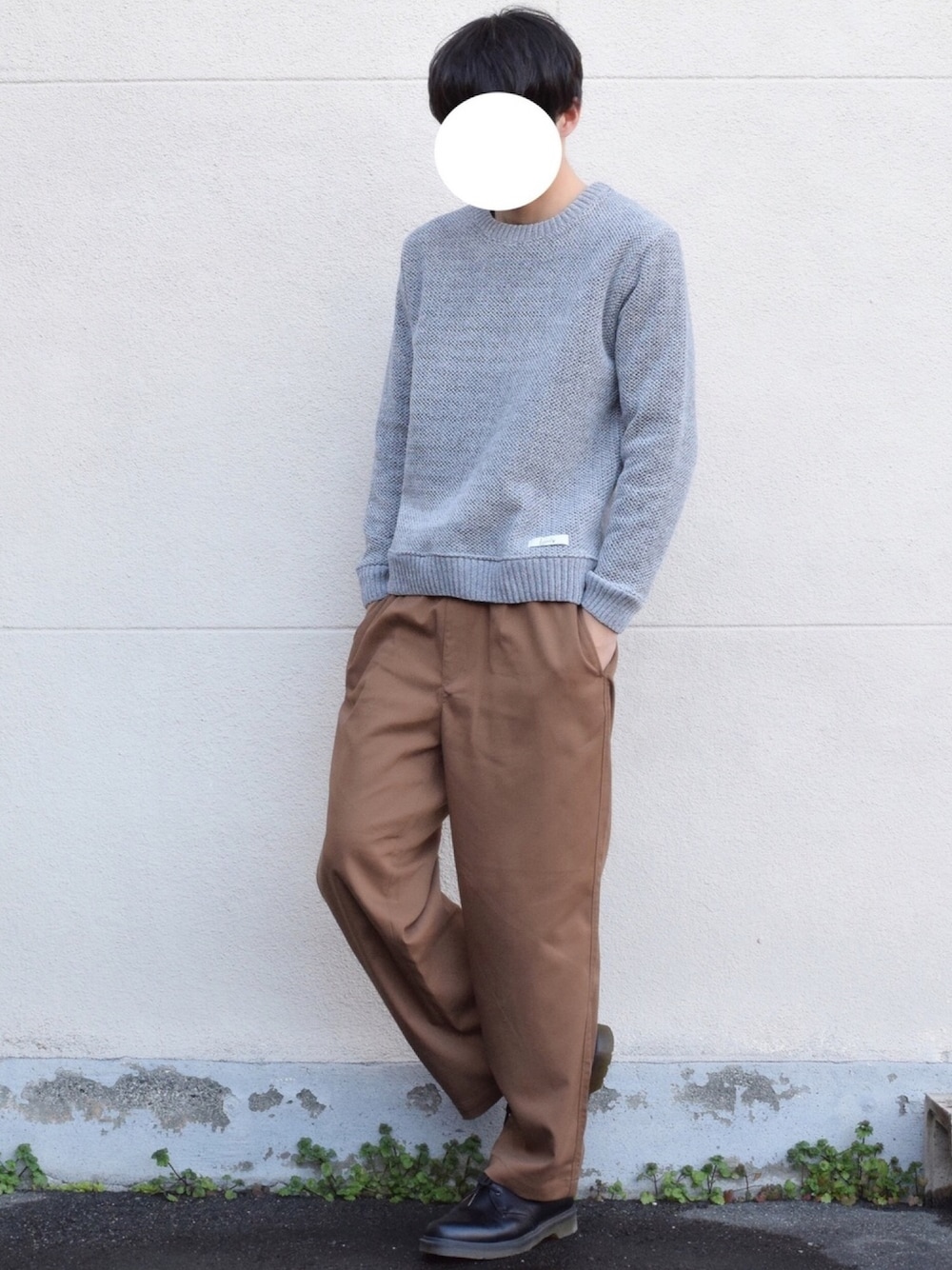 「ブラウン色に染まれ、春、Dr.Martens、ワイドパンツ、ブラウン、ニット、ゆるコーデ、GU、シンプル、シンプルコーデ」｜「LEVENDISの【LEVENDIS（レベンディス）】長袖Tシャツ（裏起毛）（ニット/セーター、グレー系）」を使った、なおゑさん（メンズ・180cm）の冬コーディネートの1枚目の写真