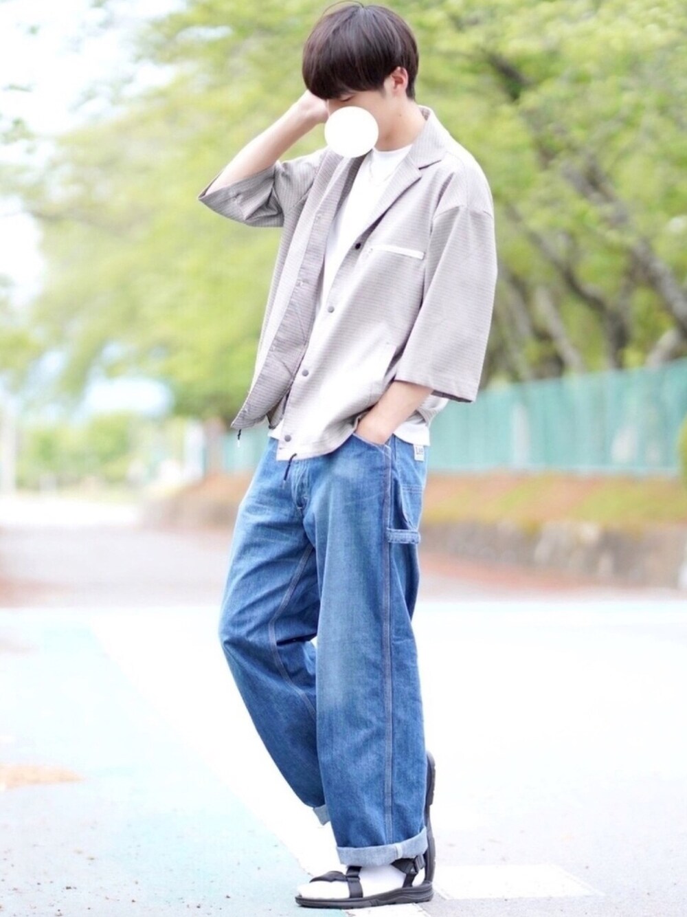 ベージュ系のシャツ/ブラウス、ブルー系のデニムパンツ、ブラック系のサンダルを着用したメンズの春コーディネートの1枚目の写真