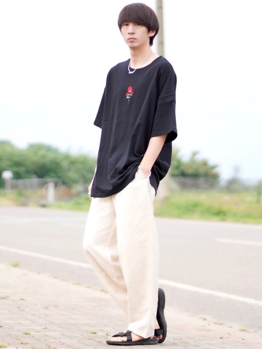 「Tシャツ、夏、ビッグシルエット、ワイドパンツ、白パンツ、モノトーン、夏コーデ、シンプル、プチプラ、GU」｜「ADRERのバラシシュウビッグTシャツ（Tシャツ/カットソー、ブラック系）」を使った、なおゑさん（メンズ・180cm）の夏コーディネートの1枚目の写真