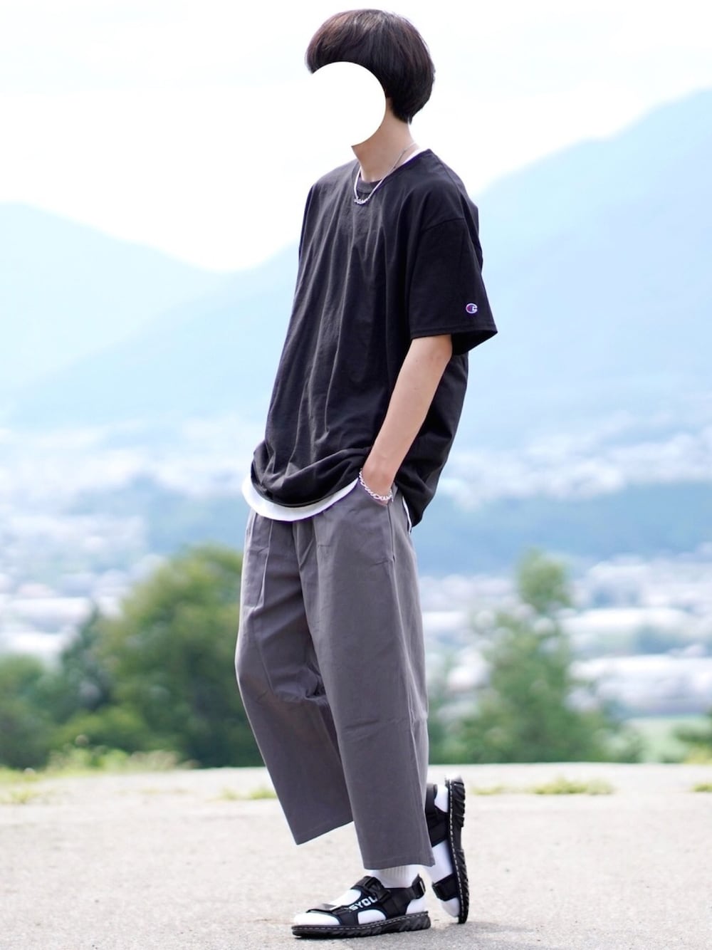 「夏コーデ、GU、シンプル、プチプラ、サンダル、レイヤードスタイル、ビッグT、ワイドパンツ、シンプルコーデ、ゆるコーデ」｜「ChampionのChampion チャンピオン 無地 ベーシック メンズ 半袖 クルーネック Tシャツ（Tシャツ/カットソー、ブラック系）」を使った、なおゑさん（メンズ・180cm）の夏コーディネートの1枚目の写真