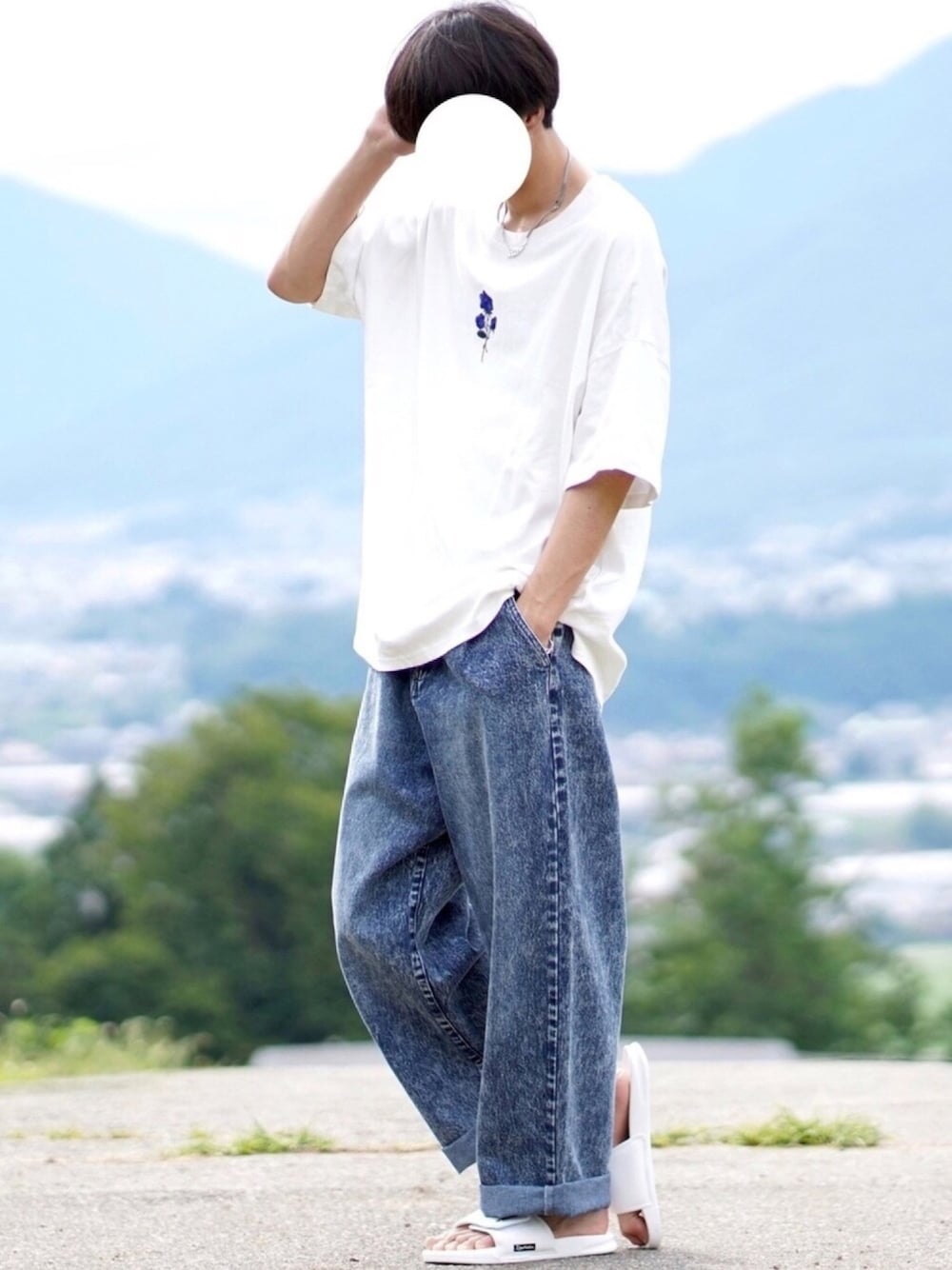 「シンプル、夏コーデ、ワイドパンツ、デニム、ビッグT、サンダル、シンプルコーデ、プチプラ、ビッグシルエット、白Tシャツ」｜「ADRERのバラシシュウビッグTシャツ（Tシャツ/カットソー、ホワイト系）」を使った、なおゑさん（メンズ・180cm）の夏コーディネートの1枚目の写真
