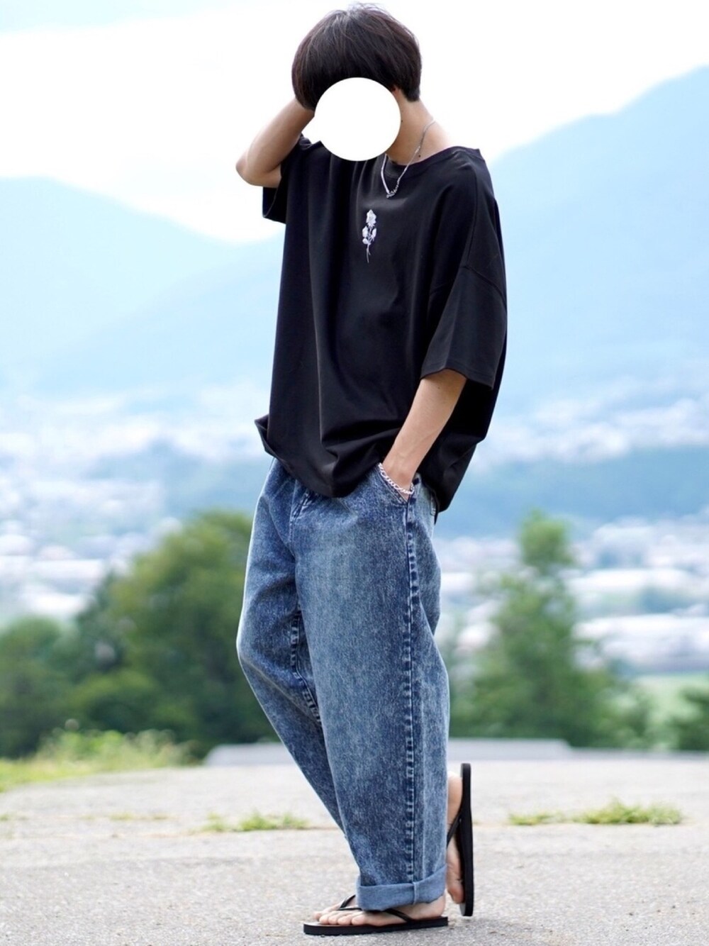 「休日スタイル、夏、夏コーデ、サンダル、ワイドパンツ、ワイドデニム、デニム、ゆるコーデ、シンプルコーデ、シンプル」｜「ADRERのバラシシュウビッグTシャツ（Tシャツ/カットソー、ブラック系）」を使った、なおゑさん（メンズ・180cm）の夏コーディネートの1枚目の写真