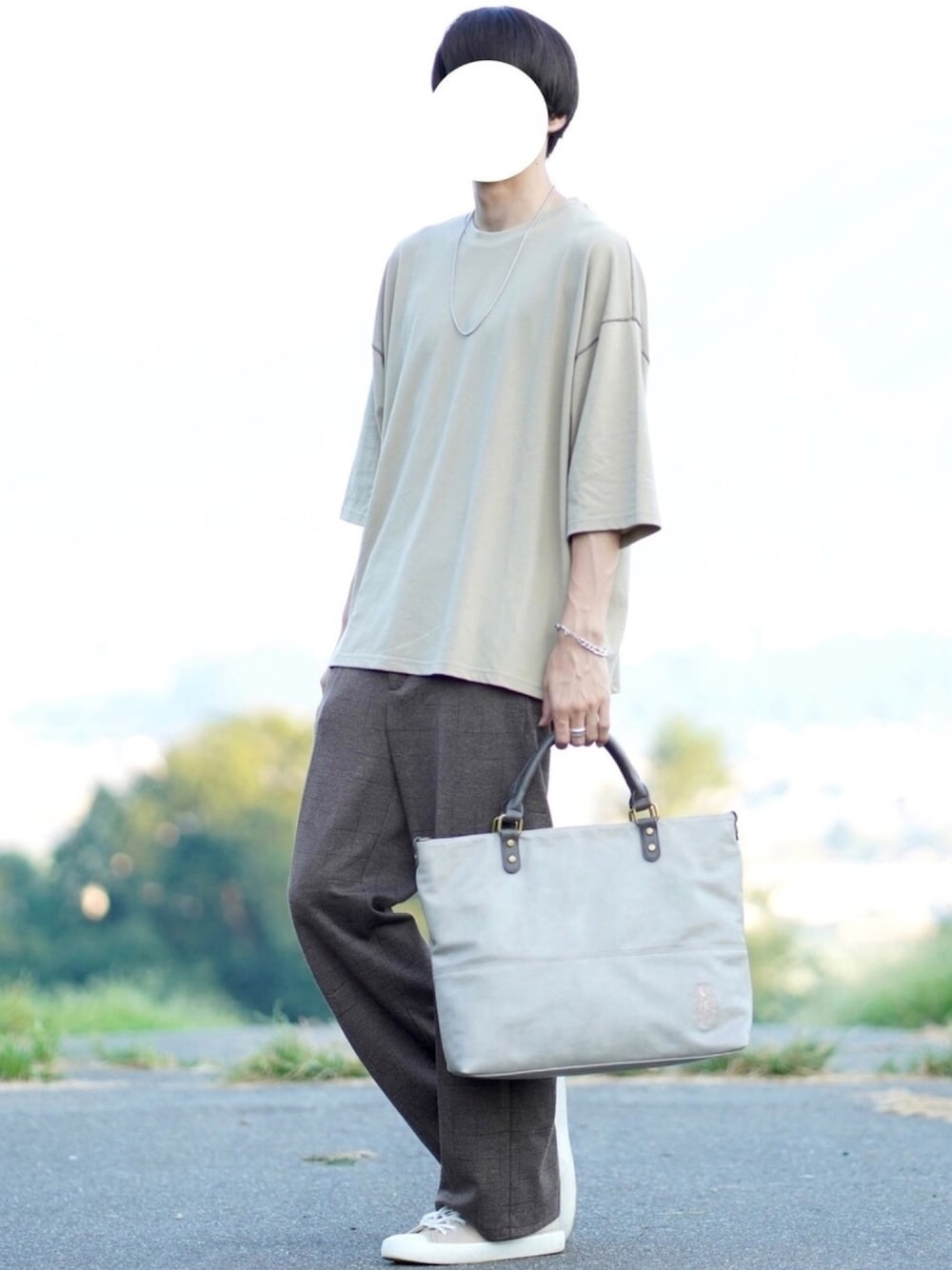 ベージュ系のTシャツ/カットソー、ブラウン系のパンツ、グレー系のトートバッグを着用したメンズの夏コーディネートの1枚目の写真