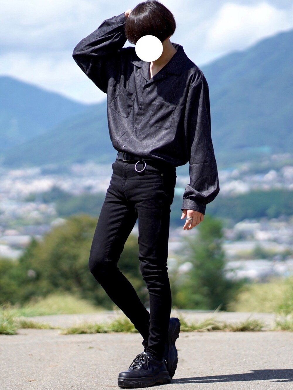 ブラック系のシャツ/ブラウス、ブラック系のデニムパンツ、ブラック系のスニーカーを着用したメンズの秋コーディネートの1枚目の写真