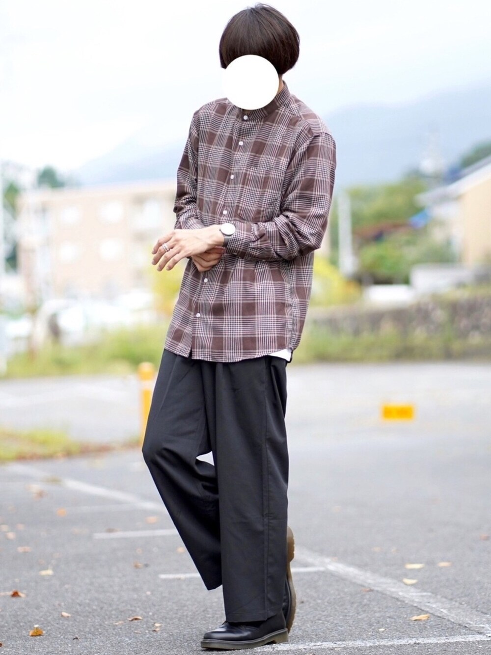 「シンプル、PR、SENSEOFPLACE、センスオブプレイス、バンドカラーシャツ、チェックシャツ、ワイドパンツ、Dr.Martens、プチプラ、時計」｜「SENSE OF PLACE by URBAN RESEARCHのバンドカラーネルシャツ（シャツ/ブラウス、ブラウン系）」を使った、なおゑさん（メンズ・180cm）の秋コーディネートの1枚目の写真