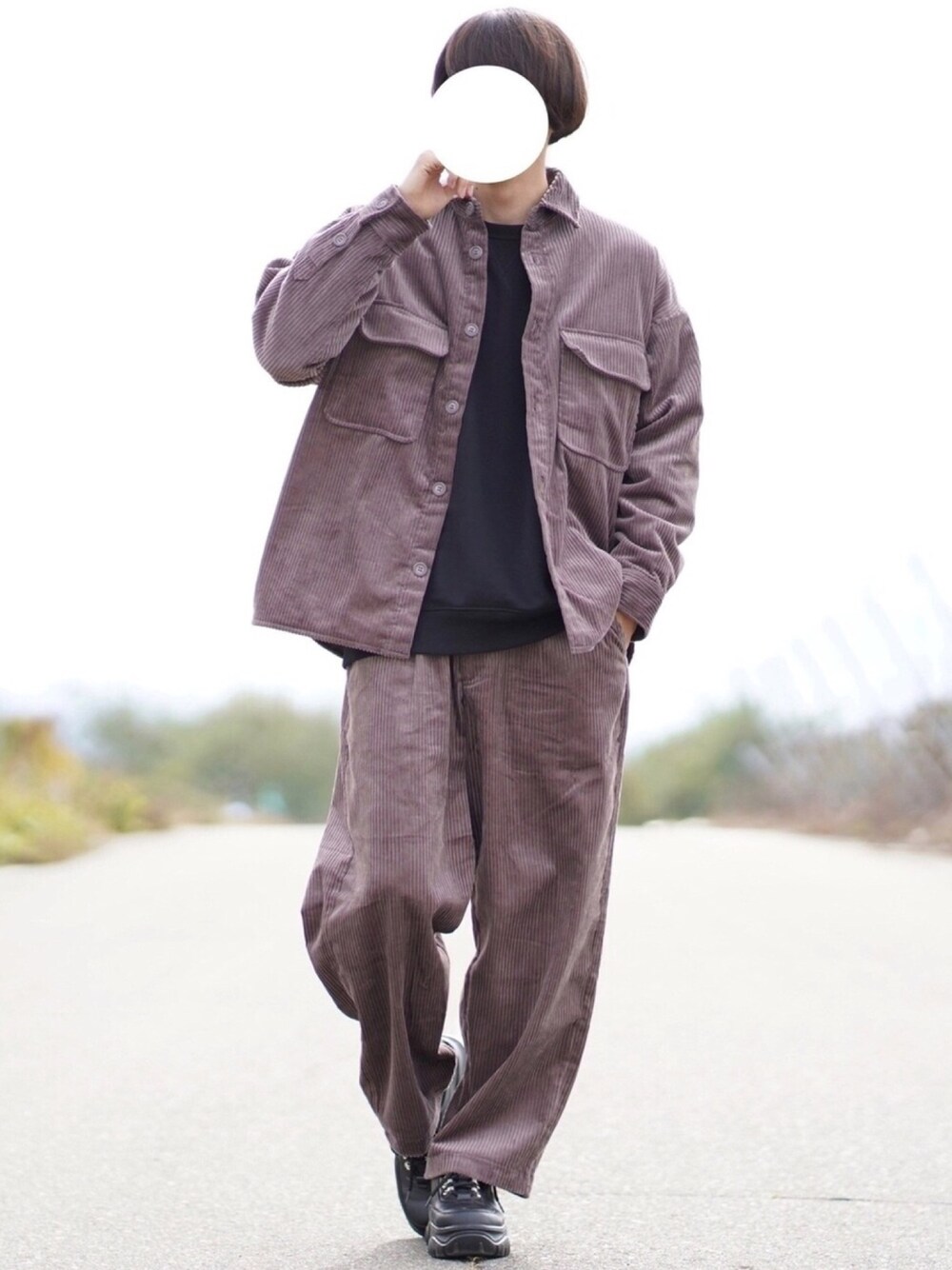 「秋コーデ、パープル、セットアップ、コーデュロイ、CPOジャケット、ワイドパンツ、お洒落さんとつながりたい、オーバーサイズ、プチプラコーデ、スニーカー」｜「SENSE OF PLACE by URBAN RESEARCHのコーデュロイCPOジャケット（その他アウター、パープル系）」を使った、なおゑさん（メンズ・180cm）の秋コーディネートの1枚目の写真