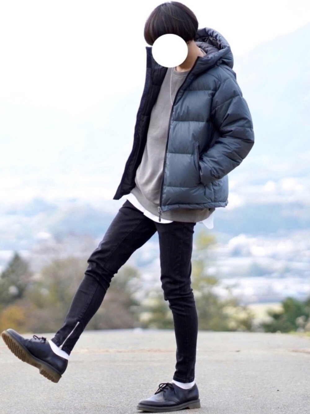 「秋のコーデ、ダウン、ダウンジャケット、スキニーデニム、黒スキニー、スウェット、Dr.Martens、革靴、GU、デニムパンツ」｜「NANGAの【別注】NANGA×DOORS　AURORA（ダウンジャケット/コート、ブルー系）」を使った、なおゑさん（メンズ・180cm）の秋コーディネートの1枚目の写真