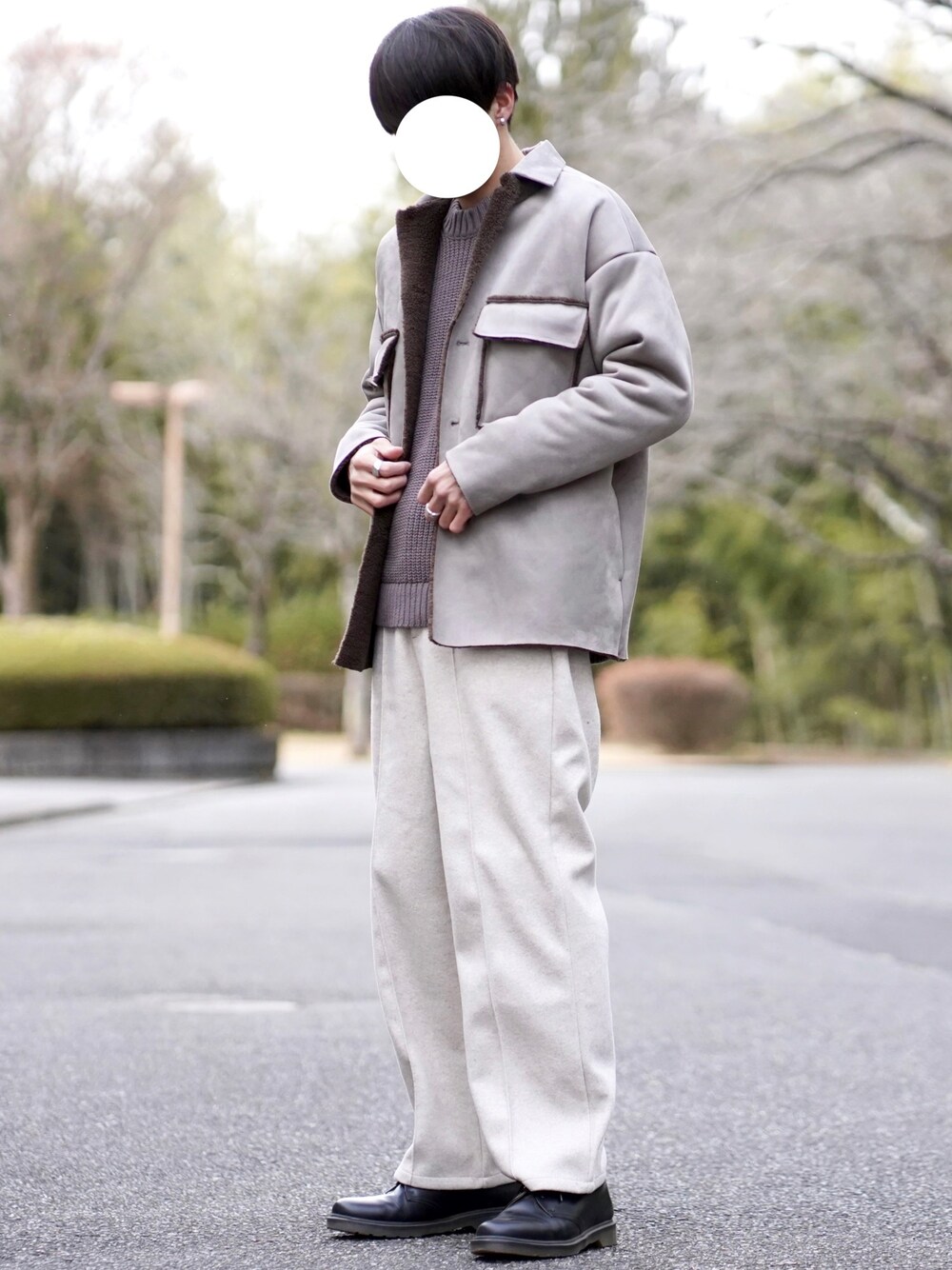 「年末WEAR感謝祭、CPOジャケット、ニット、白パンツ、シンプルコーデ、ゆるコーデ、革靴、Dr.Martens、冬コーデ、ボア」｜「SENSE OF PLACE by URBAN RESEARCHのムートンCPOジャケット（その他アウター、ベージュ系）」を使った、なおゑさん（メンズ・180cm）の冬コーディネートの1枚目の写真