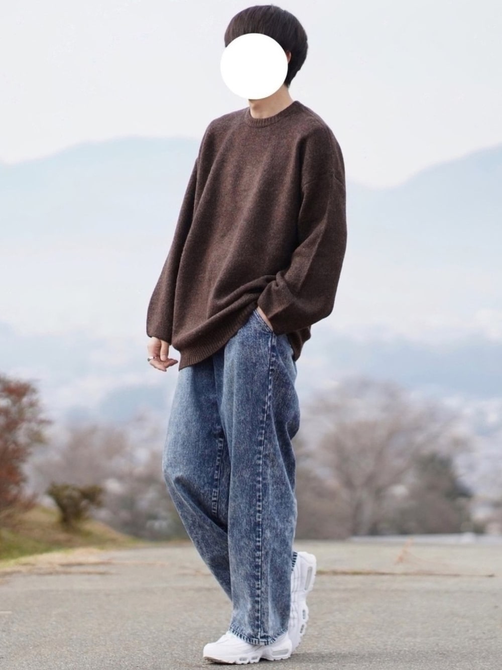 「シンプルコーデ、ニット、デニム、ワイドパンツ、ワイドデニム、スニーカー、ゆるコーデ、冬コーデ、プチプラ、シンプル」｜「ADRERのADRER 極上ふわもちニット（ニット/セーター、ブラウン系）」を使った、なおゑさん（メンズ・180cm）の冬コーディネートの1枚目の写真
