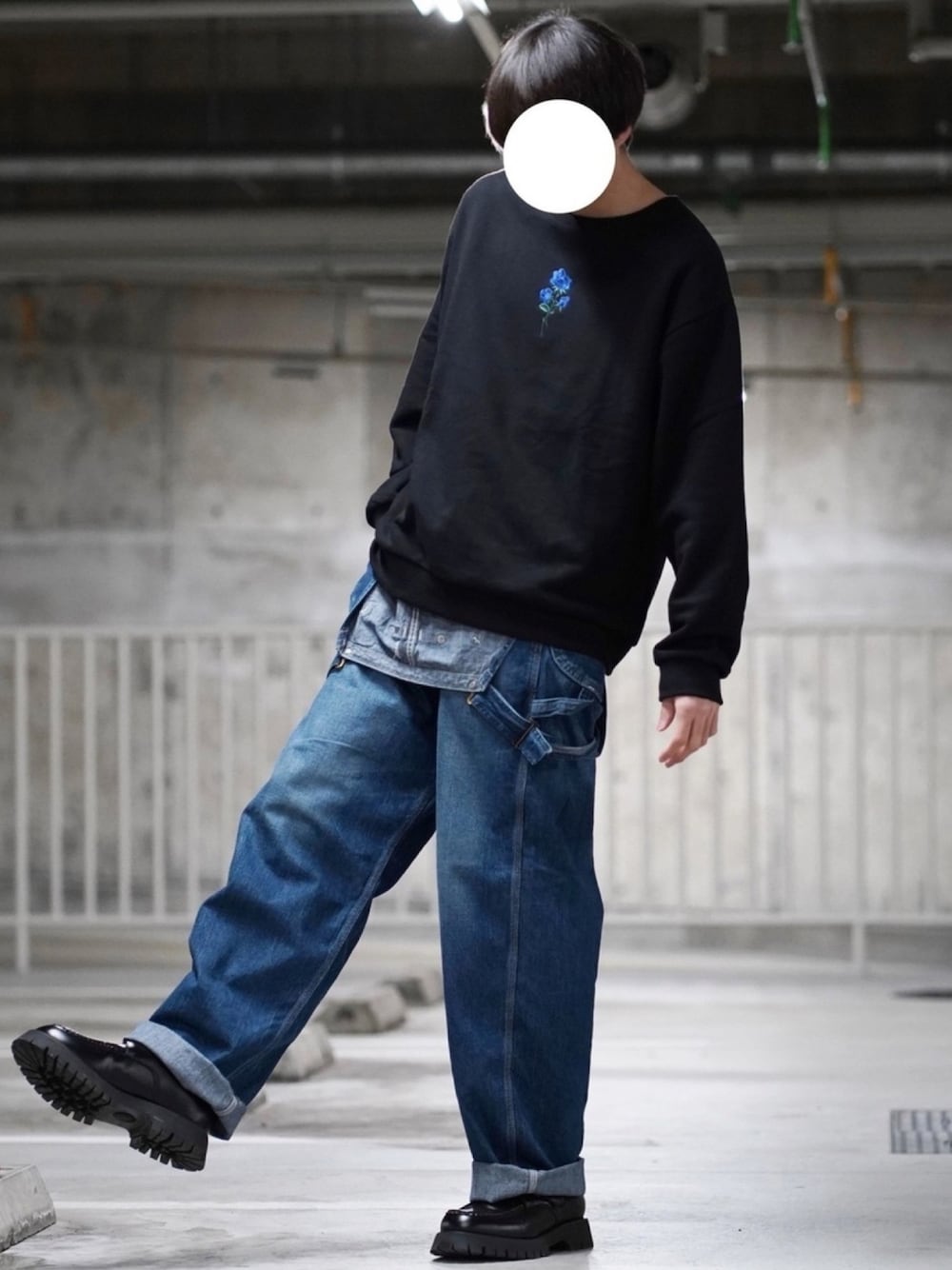 「おしゃれさんと繋がりたい、ゆるコーデ、シンプル、デニム、オーバーオール、ローファー、革靴、ワイドパンツ、スウェット、プチプラ」｜「ADRERのWEARISTA KEI × COOOPER バラシシュウビッグスウェット（スウェット、ブラック系）」を使った、なおゑさん（メンズ・180cm）の冬コーディネートの1枚目の写真