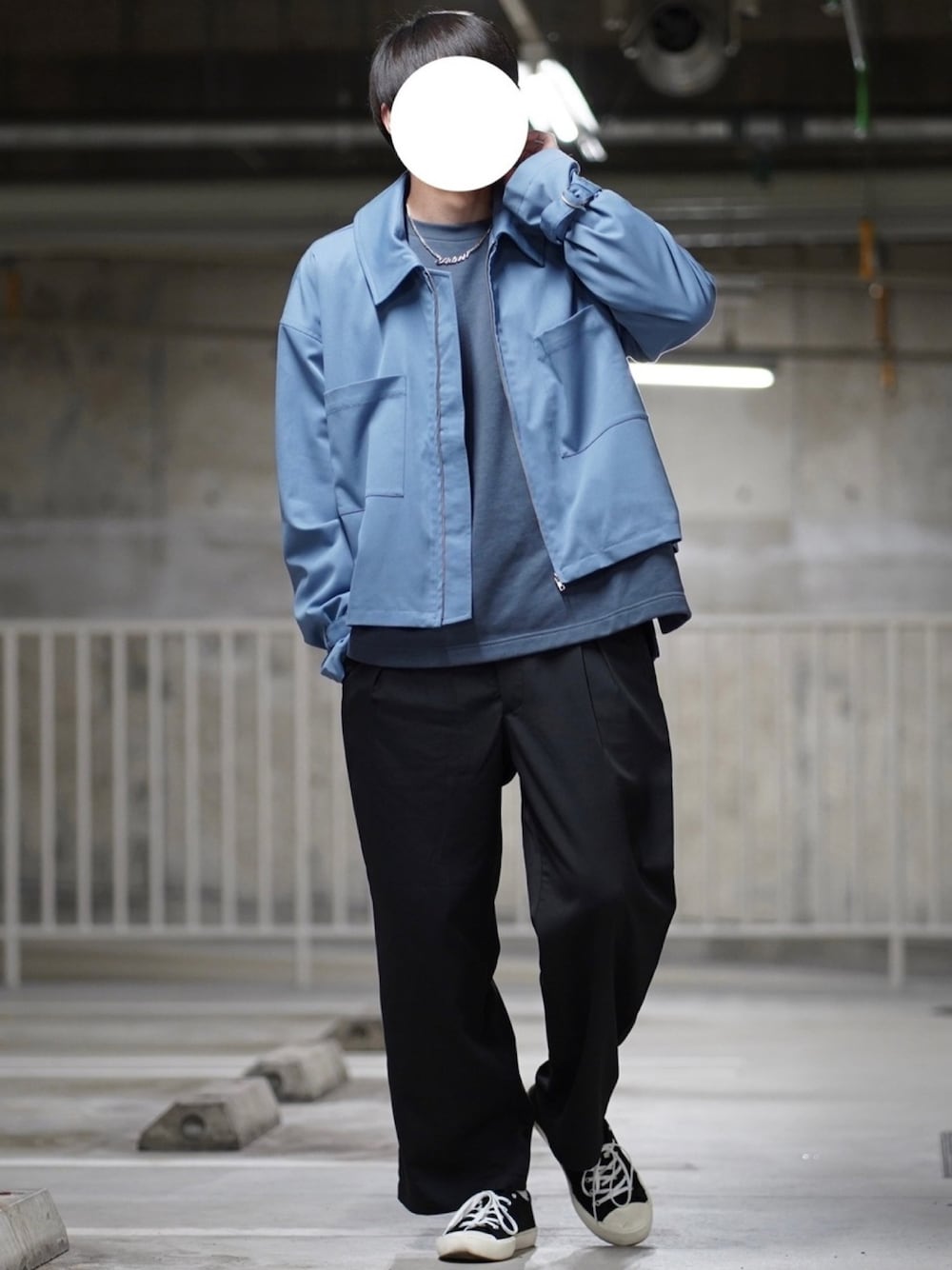 ブルー系のその他アウター、ブルー系のスウェット、ブラック系のその他パンツを着用したメンズの冬コーディネートの1枚目の写真