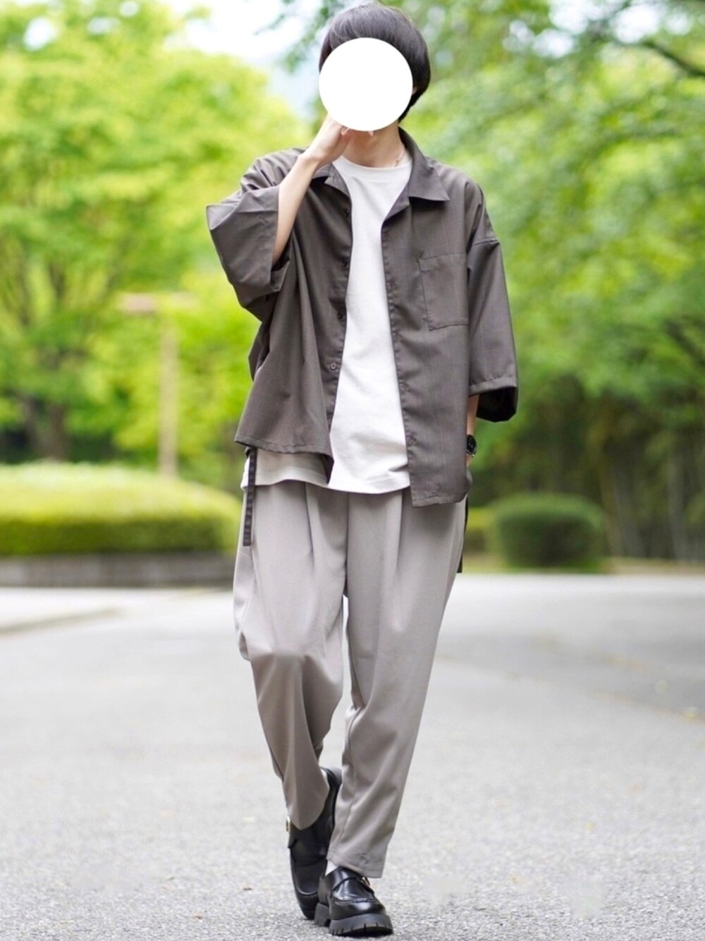 ブラウン系のシャツ/ブラウス、グレー系のTシャツ/カットソー、グレー系のセットアップを着用したメンズの春コーディネートの1枚目の写真