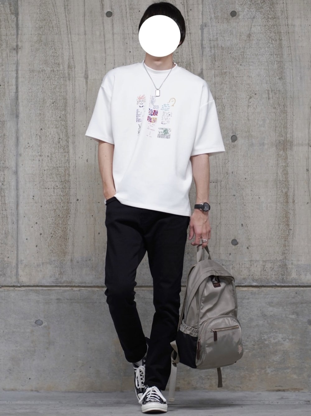 「シンプルコーデ、モノトーン、グラフィックＴ、tシャツ、スキニーデニム、黒スキニー、スニーカー、コンバース、リュック、休日コーデ」｜「Mark GonzalesのMark Gonzales×SOP　【別注】マークゴンザレスTシャツ(5分袖)B（Tシャツ/カットソー、ホワイト系）」を使った、なおゑさん（メンズ・180cm）の夏コーディネートの1枚目の写真