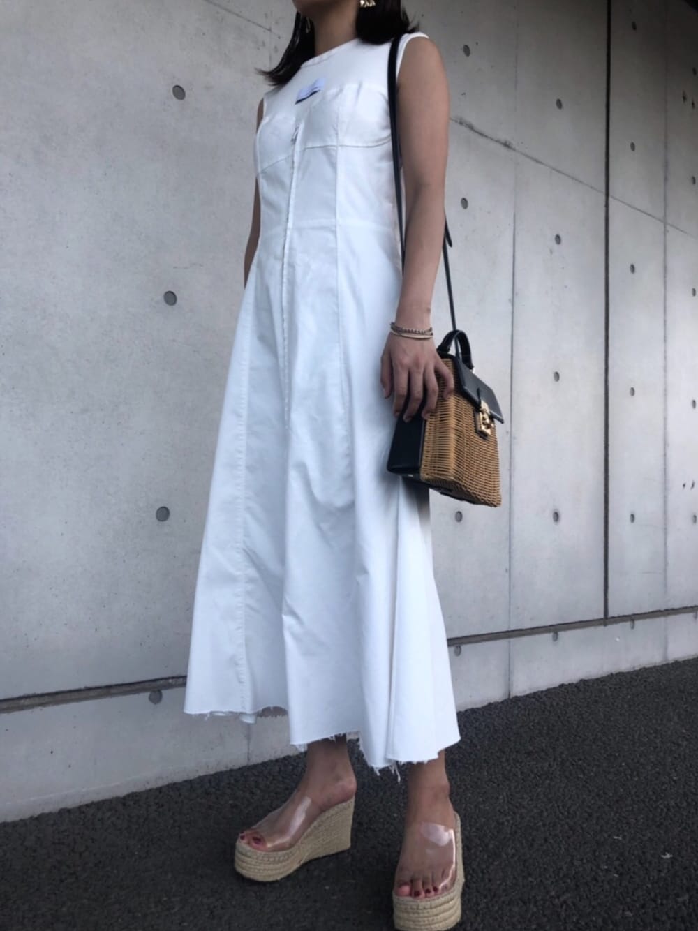「AMERI、低身長、お気に入り、ワンピース、白ワンピース、切りっぱなし、クリアサンダル、かごバッグ、夏コーデ、オトナカジュアル」｜「AmeriのMEDI TRAPEZE RATTAN COMBI BAG（かごバッグ、ブラック系）」を使った、まりかさん（レディース・151cm）の夏コーディネートの1枚目の写真
