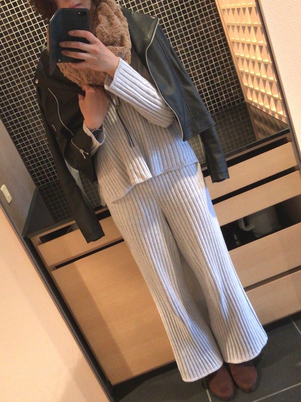 「ニットセットアップ、スヌード、Ungrid、ライダースジャケット、レザージャケット」｜「UNIQLOのアイテム（ライダースジャケット、ブラック系）」を使った、Keyさん（レディース・166cm）の春コーディネートの1枚目の写真