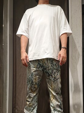 鈴木健之さんの「ATON（エイトン）SUVIN PLATE クルーネックTシャツ」を使ったコーディネート