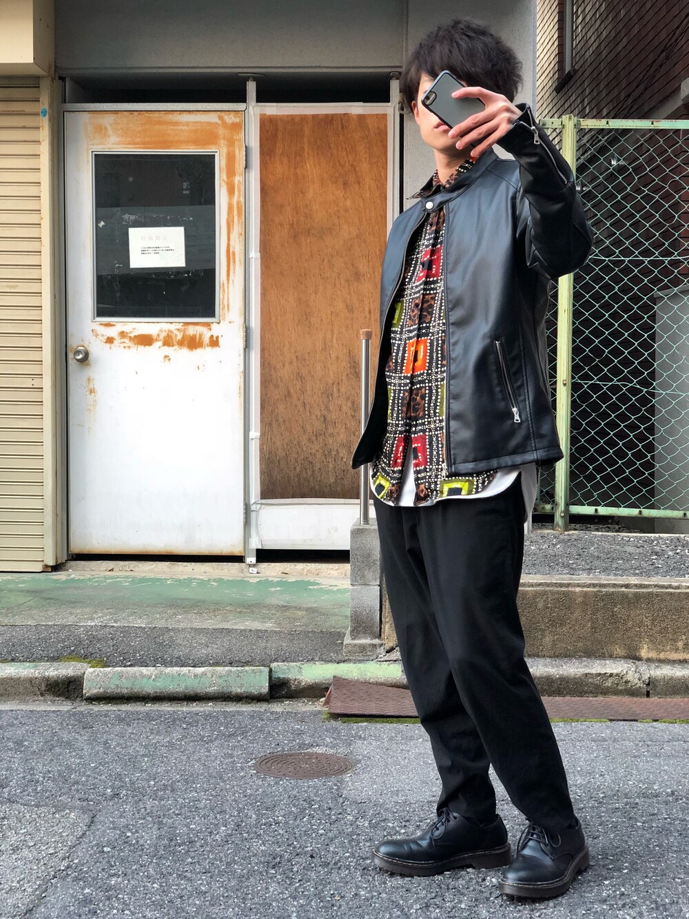 「柄シャツ、古着、レザージャケット、下北沢、おしゃれさんと繋がりたい、お洒落さんとつながりたい、古着MIX、ブラック、ライダース、プチプラ」｜「THE CASUALのリアルタッチ スムース / スエード PU レザー シングル ライダース ジャケット（ライダースジャケット、ブラック系）」を使った、Yusukeeeeさん（メンズ・168cm）の冬コーディネートの1枚目の写真