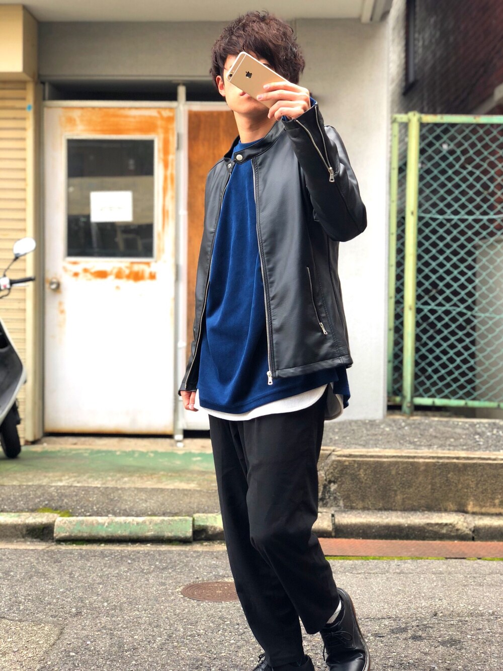 「シンプルコーデ、ライダース、レイヤードスタイル、ビックシルエット、WHO’S WHO gallery、HARE、春コーデ、今日のコーデ、プチプラ」｜「THE CASUALのリアルタッチ スムース / スエード PU レザー シングル ライダース ジャケット（ライダースジャケット、ブラック系）」を使った、Yusukeeeeさん（メンズ・168cm）の冬コーディネートの1枚目の写真