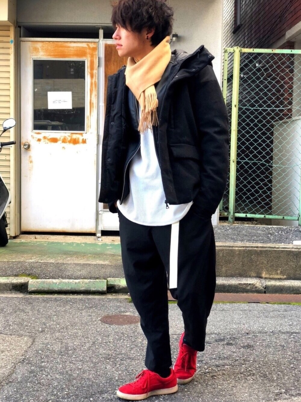 「アウターONアウター、ベージュ、カシミヤ、URBAN RESEARCH、PUMA、冬コーデ、ライダース、モノトーン、シンプルコーデ、フォロー返します」｜「GLOBAL WORKのウールマウンテンパーカー/564445（マウンテンパーカー、ブラック系）」を使った、Yusukeeeeさん（メンズ・168cm）の冬コーディネートの1枚目の写真