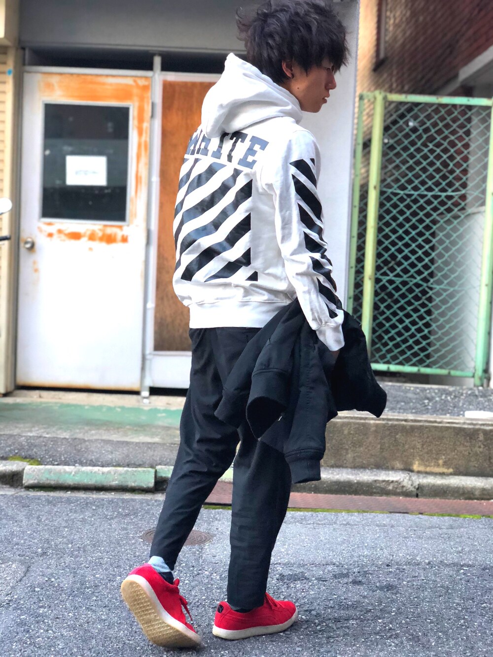 「off white、シンプル、スニーカー、ストリート、モノトーンコーデ、モノトーン、パーカー、春コーデ、冬コーデ」｜「BEAUTY&YOUTH UNITED ARROWSのBY ∴ シンサレート MA-1◆（MA-1、ブラック系）」を使った、Yusukeeeeさん（メンズ・168cm）の冬コーディネートの1枚目の写真