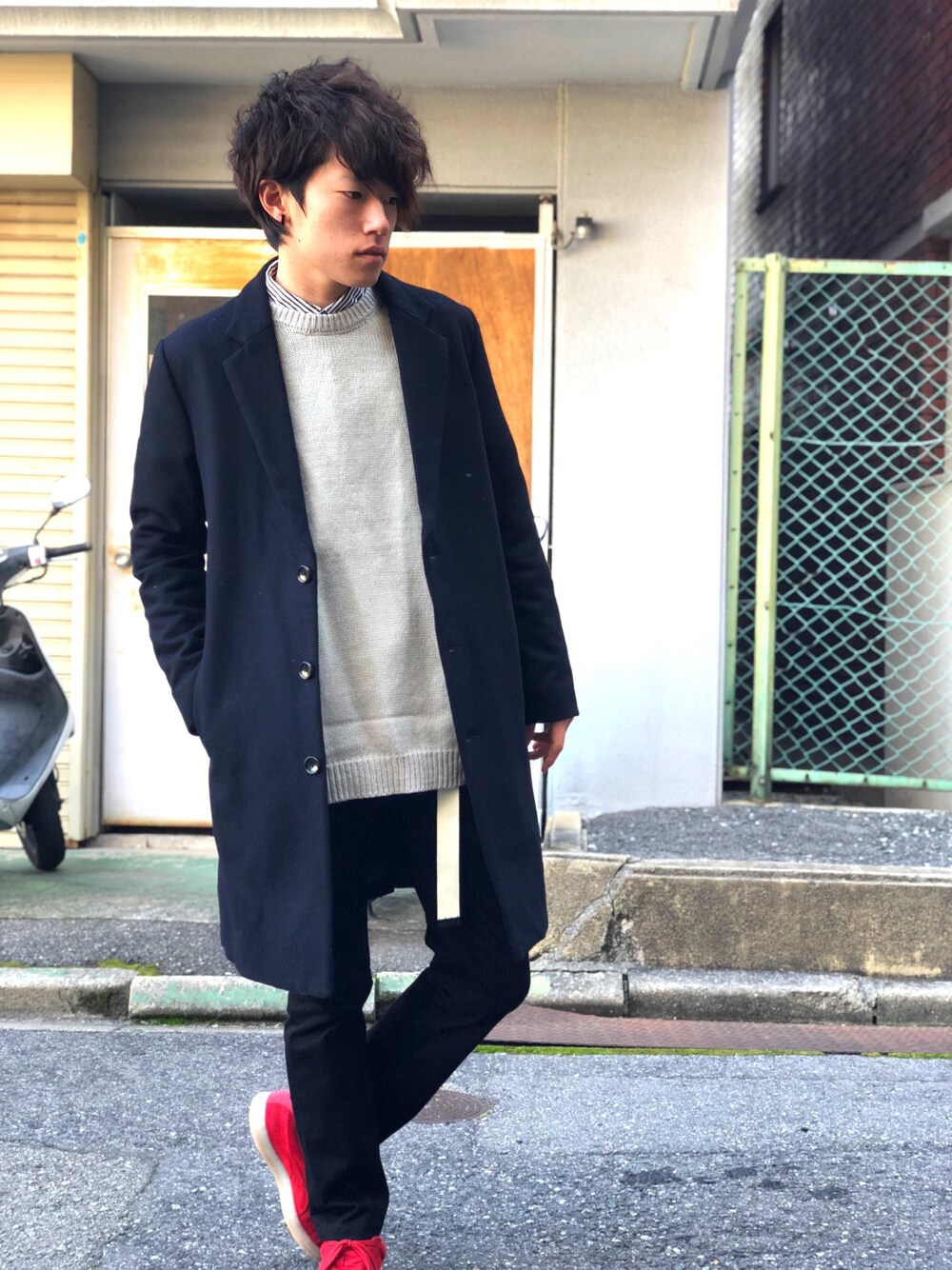 「LIDnM、チェスターコート、シンプルコーデ、きれいめカジュアル、冬コーデ、春コーデ、黒スキニー、低身長、UNIQLO、KOE」｜「LIDNMのメリノライトメルトンチェスター（チェスターコート、ブルー系）」を使った、Yusukeeeeさん（メンズ・168cm）の冬コーディネートの1枚目の写真