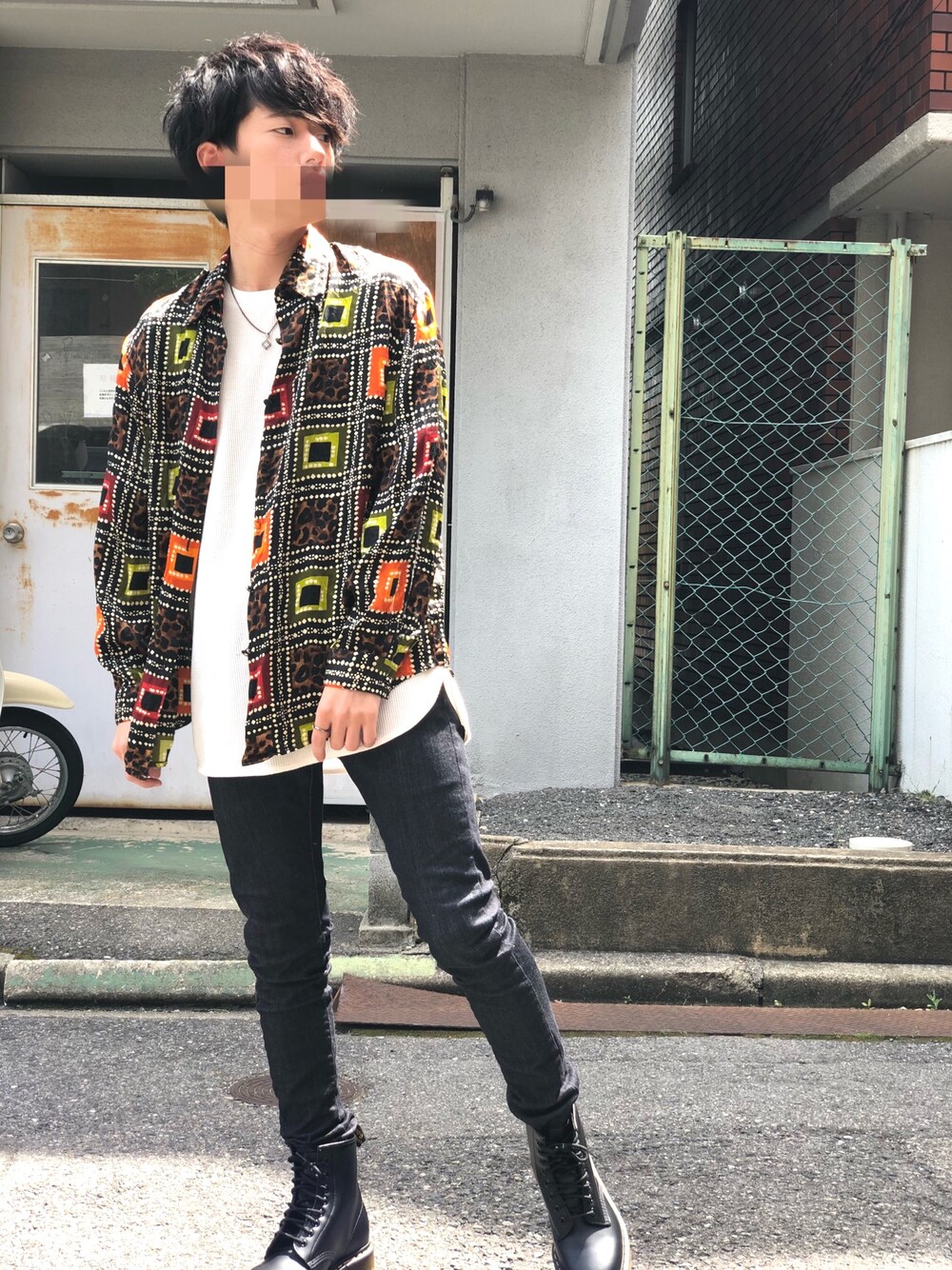 「肌ウーノ、春コーデ、古着、古着MIX、LIDnM、Dr.Martens、スキニーデニム、大人カジュアル、総柄トップス、低身長」｜「古着の古着 NEW YORK JOE EXCHANGE（シャツ/ブラウス、ブラック系）」を使った、Yusukeeeeさん（メンズ・168cm）の春コーディネートの1枚目の写真
