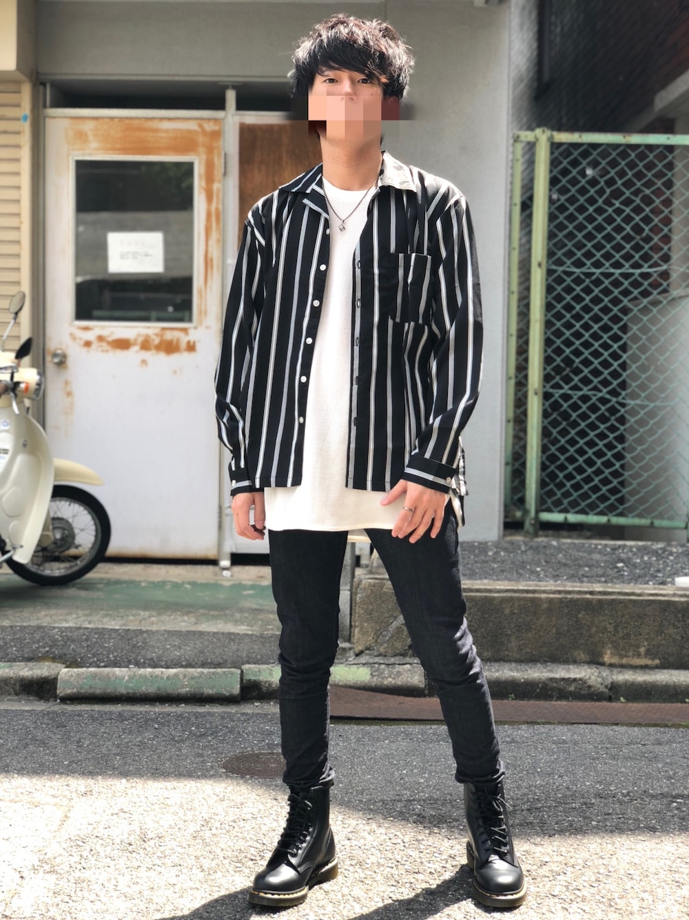 「肌ウーノ、オープンカラーシャツ、ストライプ、スキニーデニム、ビッグシルエット、きれいめカジュアル、Dr.Martens、シャツスタイル、白Tシャツ、レイヤードスタイル」｜「ZIP FIVEの長袖オープンカラーシャツ（シャツ/ブラウス、ブラック系）」を使った、Yusukeeeeさん（メンズ・168cm）の春コーディネートの1枚目の写真