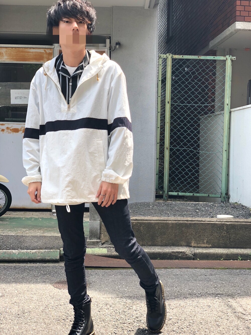 「スポーツミックス、春コーデ、スキニーデニム、Dr.Martens、ストライプシャツ、アノラックパーカー、低身長、スキニー、パーカー、春」｜「GUのアノラックパーカー（パーカー、ホワイト系）」を使った、Yusukeeeeさん（メンズ・168cm）の春コーディネートの1枚目の写真