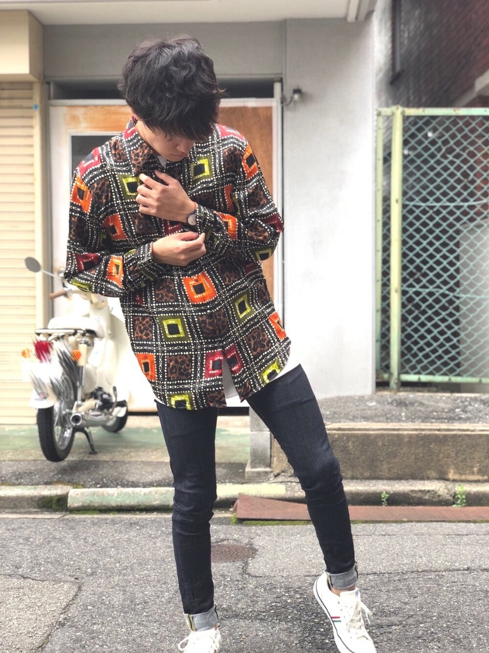 「古着MIX、古着コーデ、古着、スキニーデニム、LIDnM、下北沢、チープカシオ、スニーカー、コンバース、ootd」｜「古着の古着 NEW YORK JOE EXCHANGE（シャツ/ブラウス、ブラック系）」を使った、Yusukeeeeさん（メンズ・168cm）の夏コーディネートの1枚目の写真