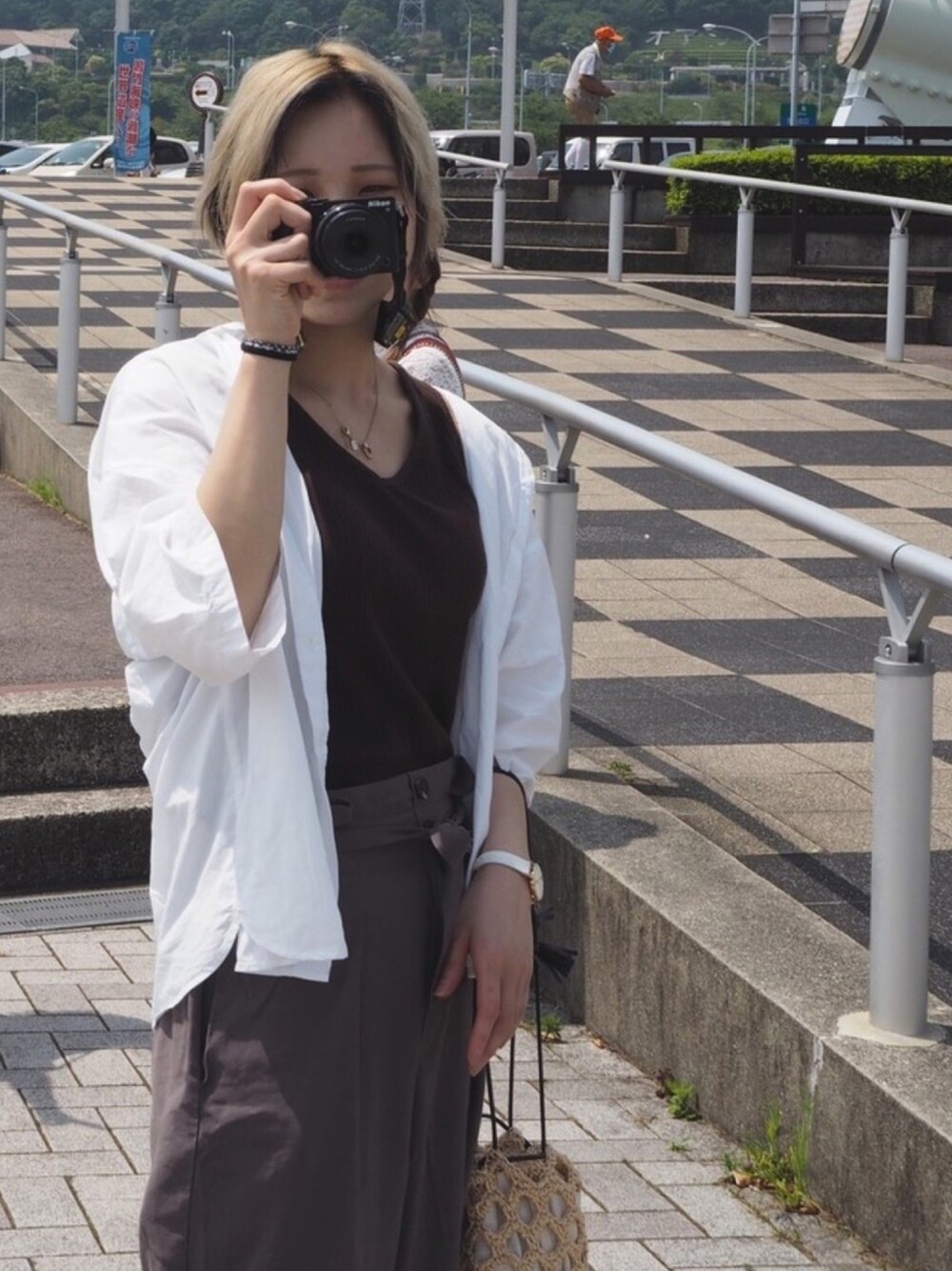 「夏、プチプラコーデ、GU、カメラ女子、白シャツ、シャツスタイル、おしゃれさんと繋がりたい」｜「GUのアイテム（パンツ、グレー系）」を使った、äさん（レディース・168cm）の夏コーディネートの1枚目の写真