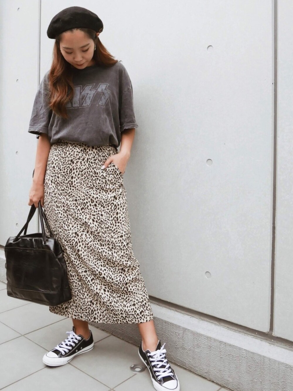 「ootd、outfit、シンプルコーデ、スニーカー、ラクチンコーデ、レオパード、レオパード柄、レオパードスカート」｜「CONVERSEのCONVERSE コンバース ALL STAR OX オールスター オックス（スニーカー、ブラック系）」を使った、hannannyさん（レディース・153cm）の秋コーディネートの1枚目の写真