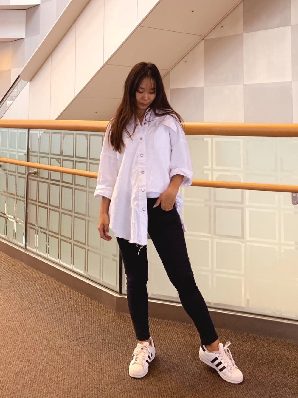 「機内コーデ、機内スタイル、旅行コーデ、旅行、コーディネート、ootd、outfit、アディダス、スニーカー、シャツスタイル」｜「adidasの《メルマガ掲載》adidas アディダス SUPERSTAR スーパースター C77124 15SS WHT/CBK/WHT         （スニーカー、ホワイト系）」を使った、hannannyさん（レディース・153cm）の秋コーディネートの1枚目の写真