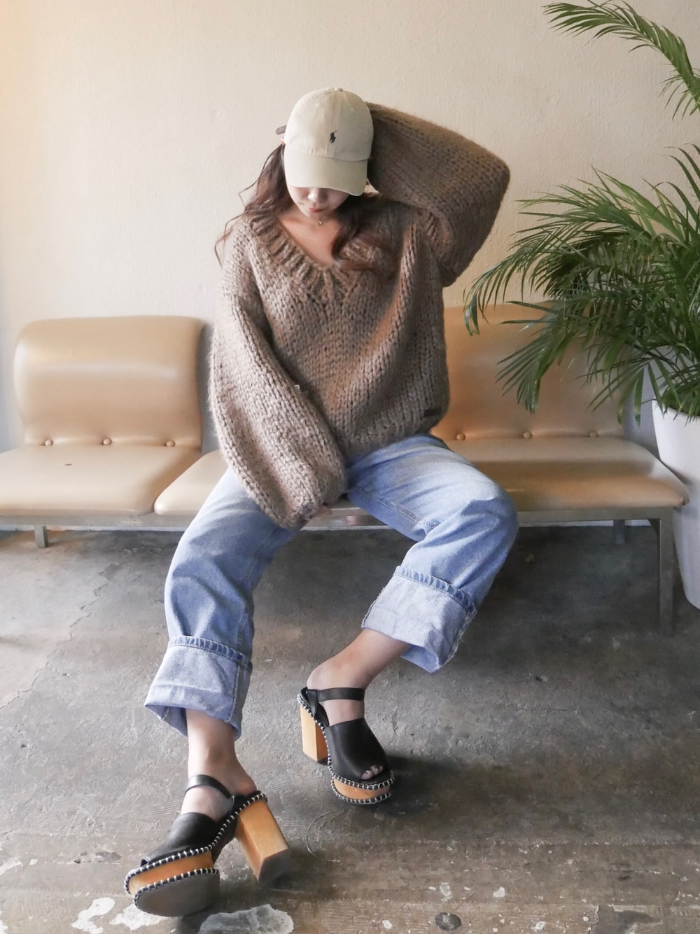 「ハンドメイドニット、ニット、ブラウンニット、ラフスタイル、ラフコーデ、キャップコーデ、キャップ、ラルフキャップ」｜「jammlyのアイテム（ニット/セーター、ブラウン系）」を使った、hannannyさん（レディース・153cm）の秋コーディネートの1枚目の写真