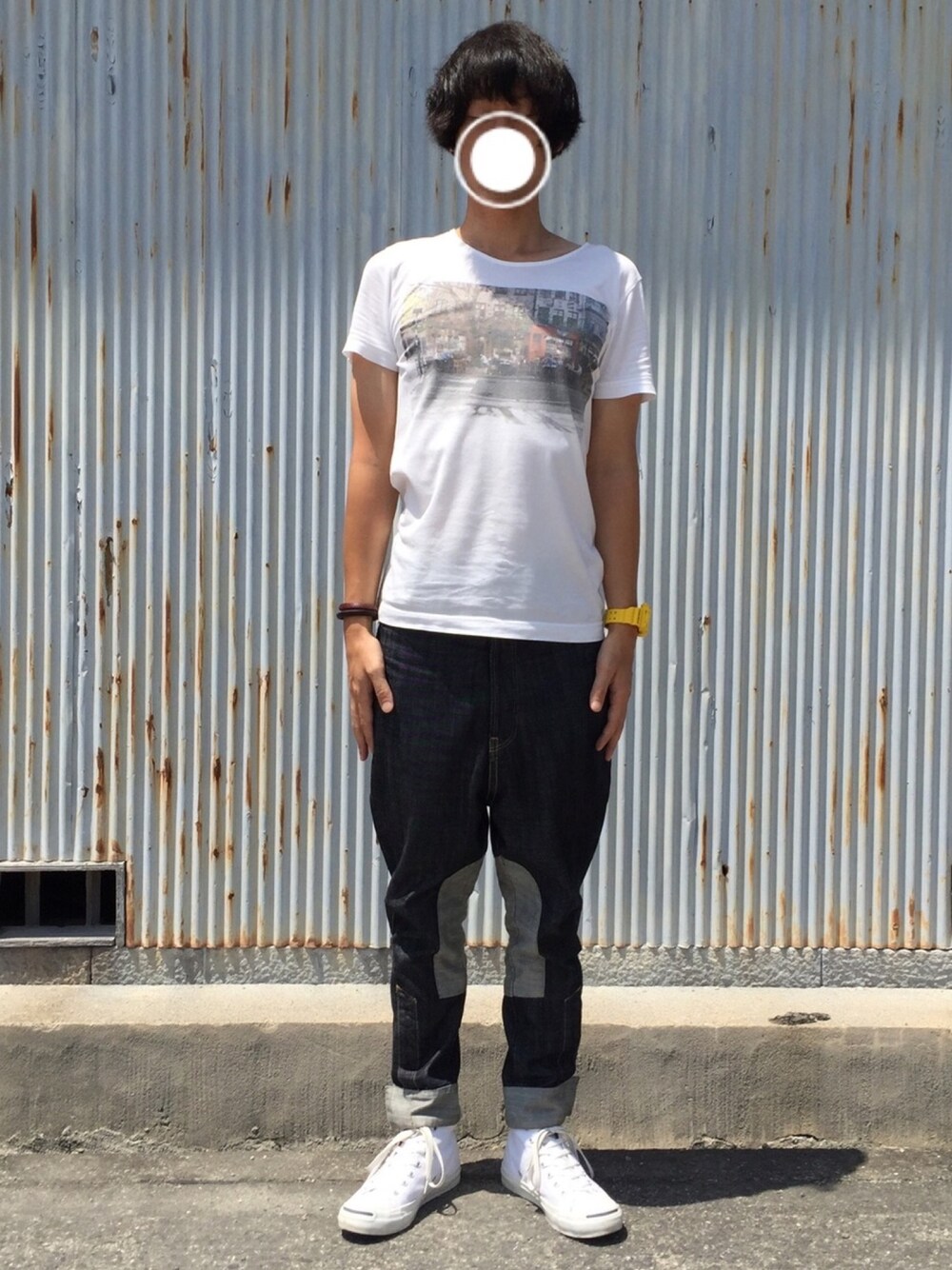 「シンプルスタイル、夏コーデ、デニム、クロップドパンツ、ジャックパーセル、フロッグマン」｜「Embrainsのアイテム（Tシャツ/カットソー、ホワイト系）」を使った、 な さん（メンズ・173cm）の夏コーディネートの1枚目の写真