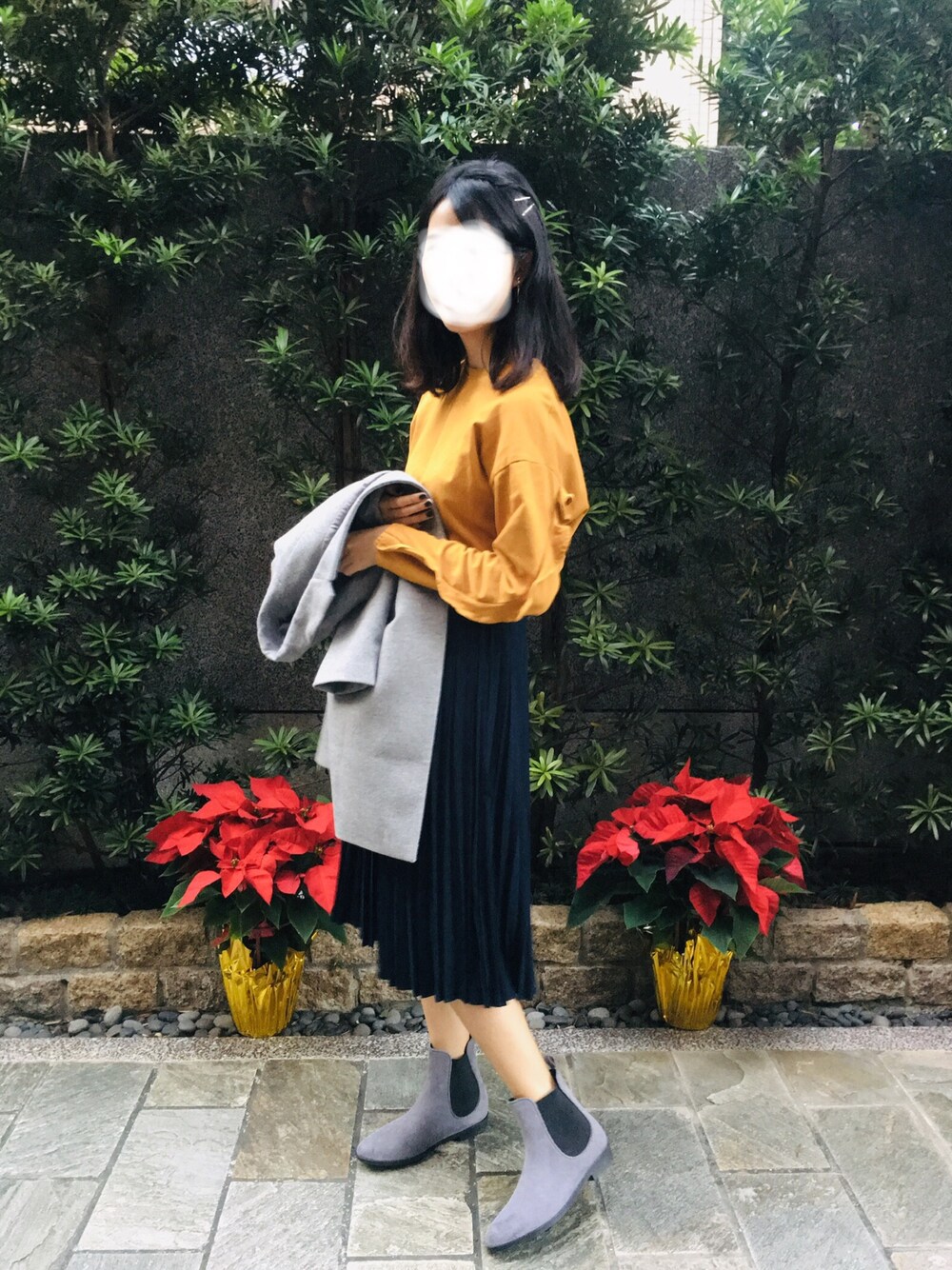 「Bershkaのアイテム（Tシャツ/カットソー、イエロー系）」を使った、JCさん（レディース・167cm）の冬コーディネートの1枚目の写真