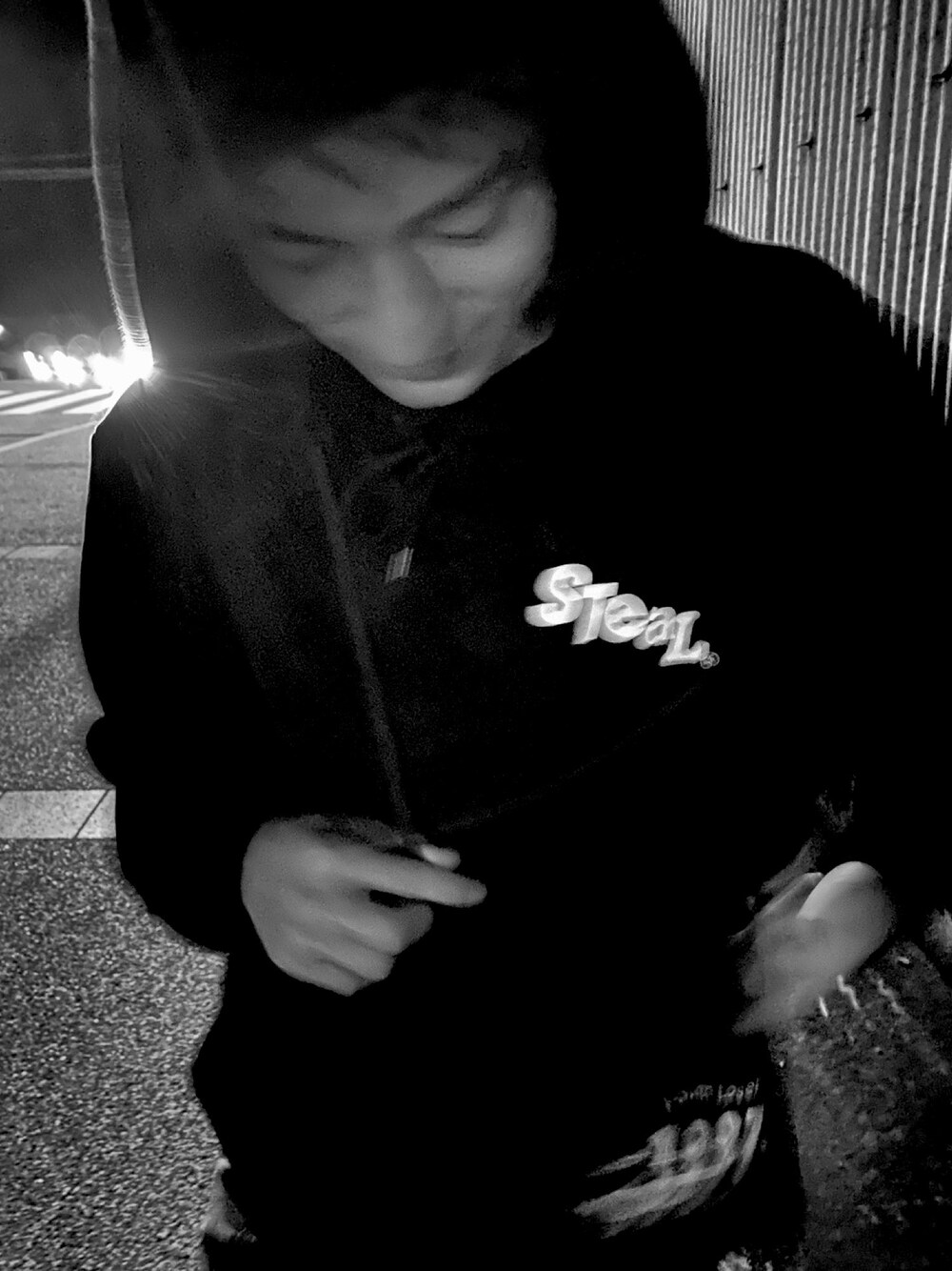 「今日のコーデ、お洒落さんとつながりたい、冬コーデ、オーバーサイズ、パーカー、youthloser、1997、stealmeaning、ストリート、フォロー返します」｜「Stealのアイテム（スウェット、ブラック系）」を使った、しんすけさん（メンズ・169cm）の冬コーディネートの1枚目の写真