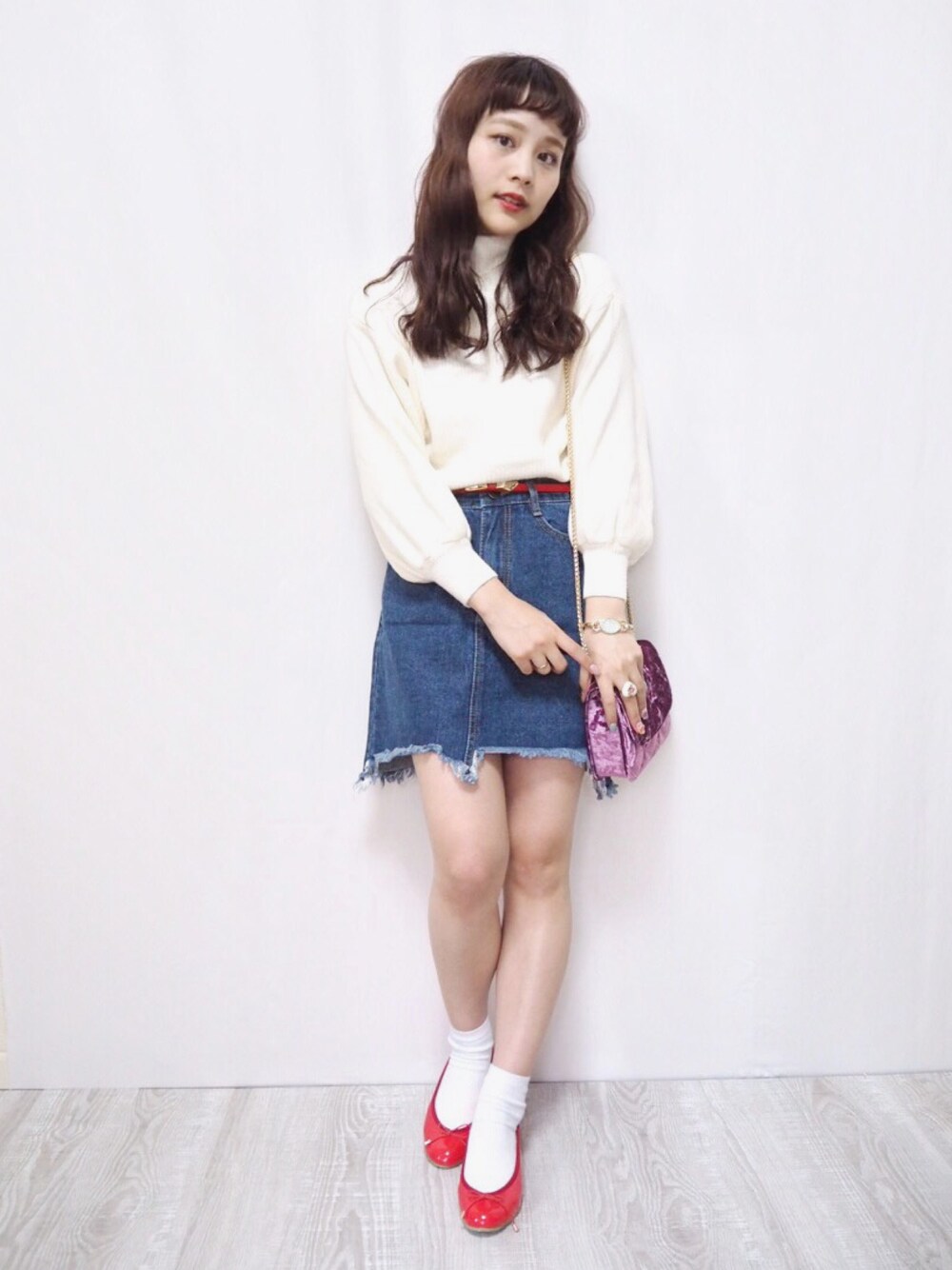 「シンプル、大人カジュアル、denim、バレエシューズ、スカート、jumelle、ジュメロ、ホワイトニット、赤ベルト、ニット」｜「jumelleのアイテム（ニット/セーター、ホワイト系）」を使った、安中亜美さん（レディース・148cm）の冬コーディネートの1枚目の写真
