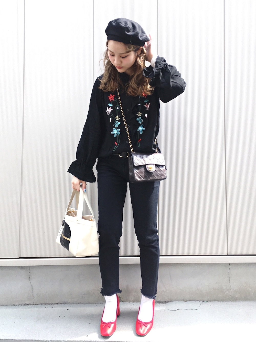 「オトナ女子、casual、fashion、ootd、denim、springstlye、刺繍、黒、黒スキニー、シアタープロダクツ(THEATRE PRODUCTS)」｜「Another Editionのマリンベレー帽/AEBFC MRN BRT（ハンチング/ベレー帽、ブラック系）」を使った、安中亜美さん（レディース・148cm）の春コーディネートの1枚目の写真