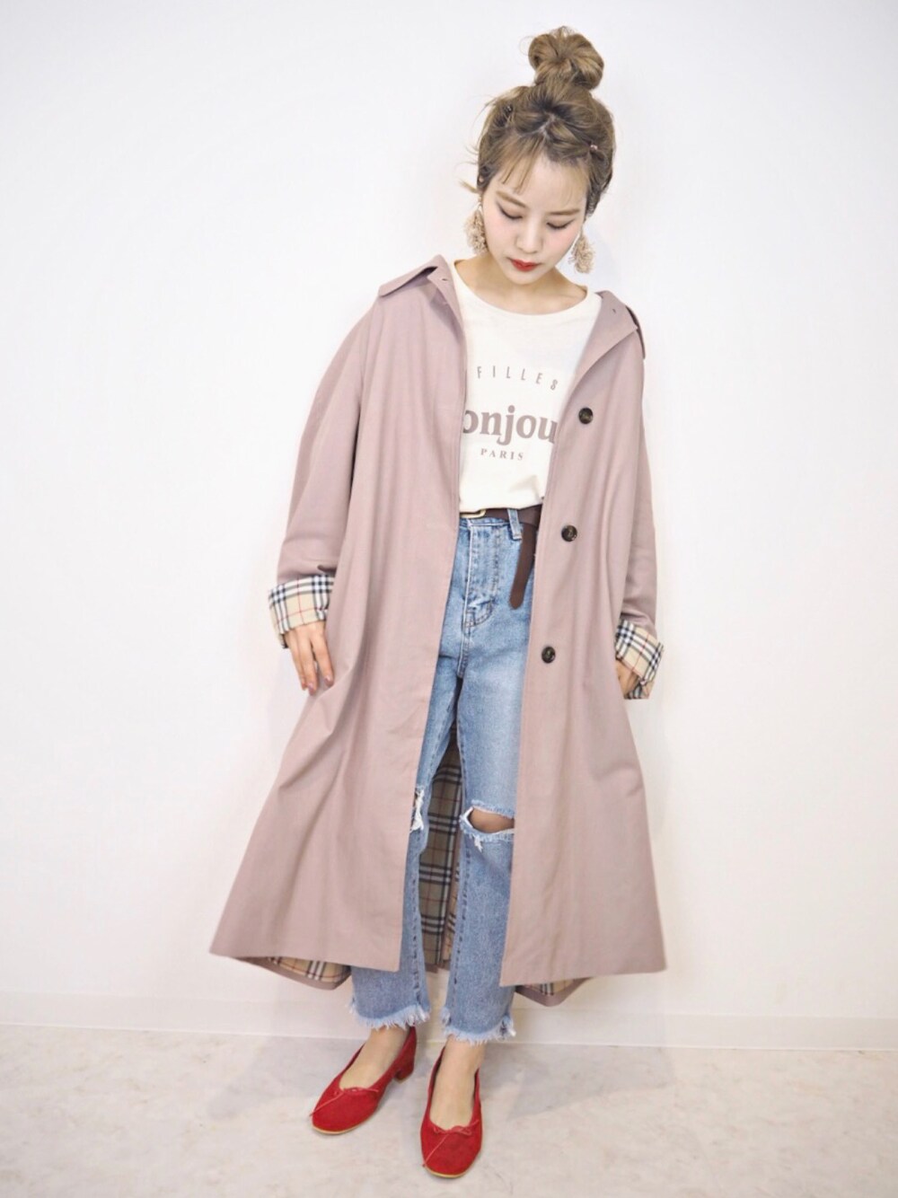「jumelle、低身長、シンプル、大人カジュアル、ゆるコーデ、outfit、トレンチコート、スプリングコート、休日スタイル、デニムパンツ」｜「jumelleのアイテム（トレンチコート、ピンク系）」を使った、安中亜美さん（レディース・149cm）の冬コーディネートの1枚目の写真