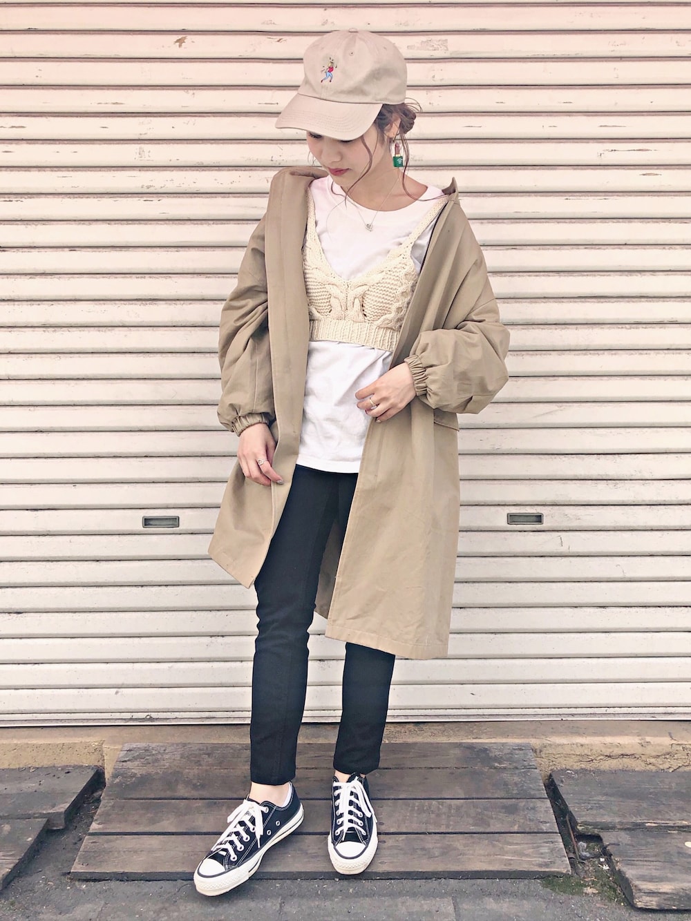「春コーデ、ラクチンコーデ、パンツスタイル、ビスチェ、大人カジュアル、雨の日コーデ、オトナカジュアル、ベージュ、低身長、キャップ」｜「THEATRE PRODUCTSのアクリルクリアリップ ピアス（ピアス（両耳用）、グリーン系）」を使った、安中亜美さん（レディース・149cm）の春コーディネートの1枚目の写真