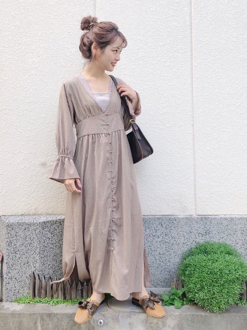 ベージュ系のワンピース、ホワイト系のTシャツ/カットソー、ブラウン系のその他シューズを着用したレディースの秋コーディネートの1枚目の写真