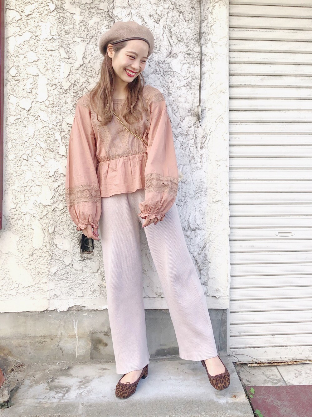 「カジュアル、秋、ゆるコーデ、ワイドパンツ、ベージュ、ワントーンコーデ、ピンク、低身長、ニットパンツ、ピンクブラウン」｜「NE QUITTEZ PAS!の【ne Quittez pas】 C/LAWN/LACE V PANEL TOP（シャツ/ブラウス、ピンク系）」を使った、安中亜美さん（レディース・149cm）の秋コーディネートの1枚目の写真