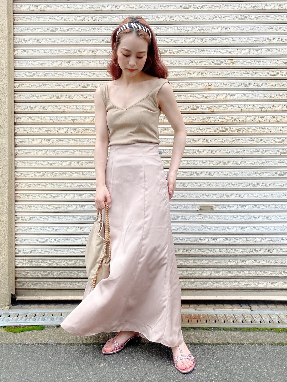 安中亜美さんの「サテンロングマーメイドスカート（SNIDEL）」を使ったコーディネート