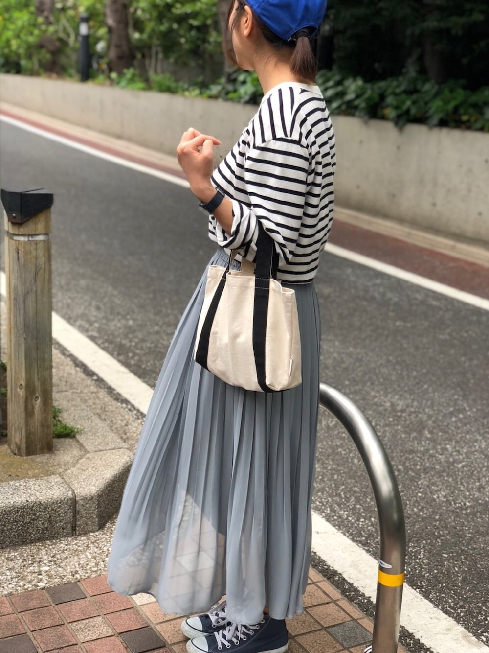 「UNIQLOコーデ、ブルーコーデ、プリーツスカート」｜「UNIQLOのアイテム（スカート、ブルー系）」を使った、もえこさん（レディース・162cm）の春コーディネートの1枚目の写真