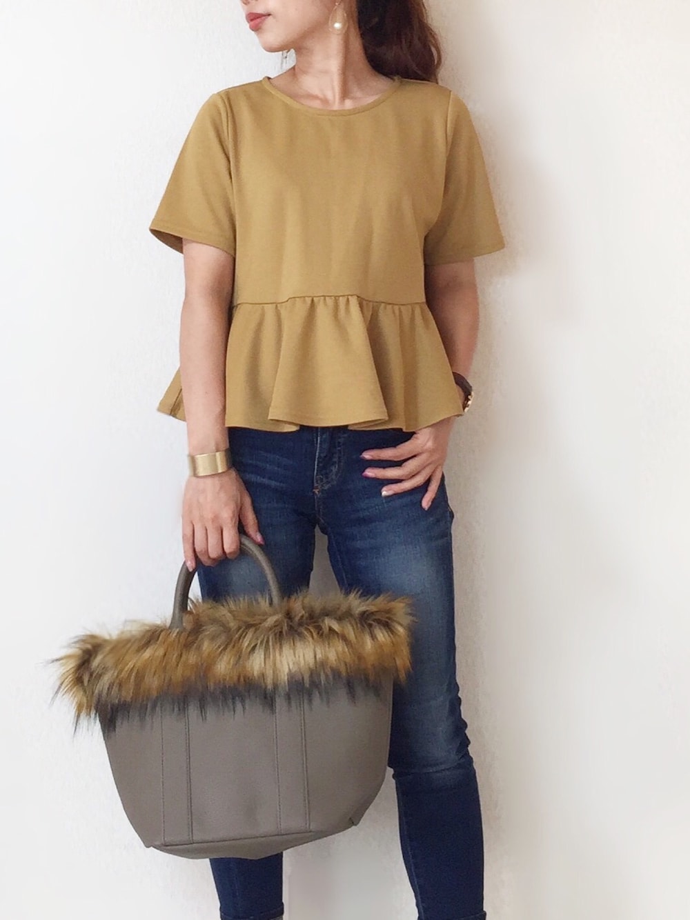 イエロー系のTシャツ/カットソー、グレー系のトートバッグを着用したレディースの秋コーディネートの1枚目の写真