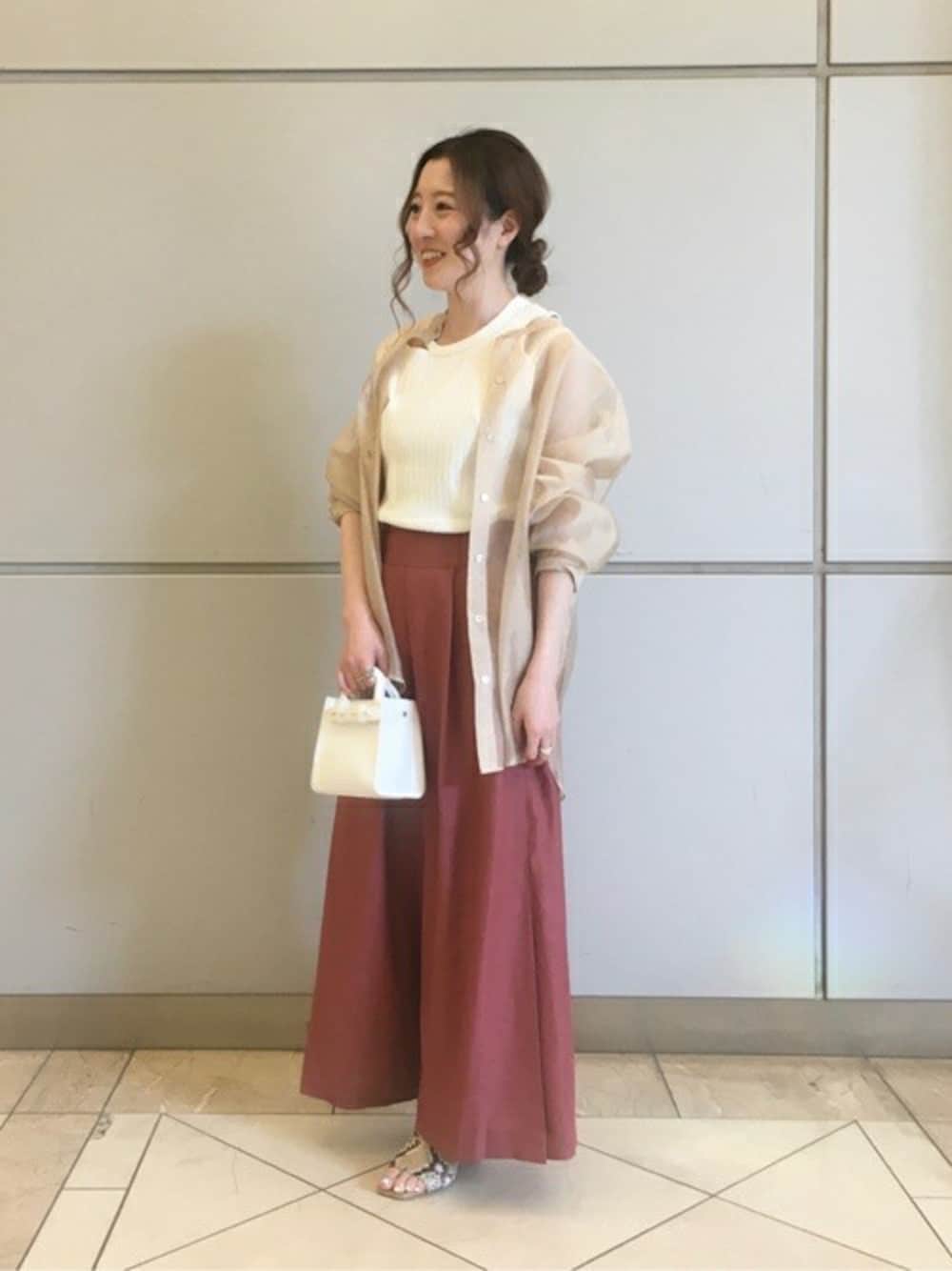 ベージュ系のシャツ/ブラウス、レッド系のその他パンツ、ホワイト系のショルダーバッグを着用したレディースの春コーディネートの1枚目の写真