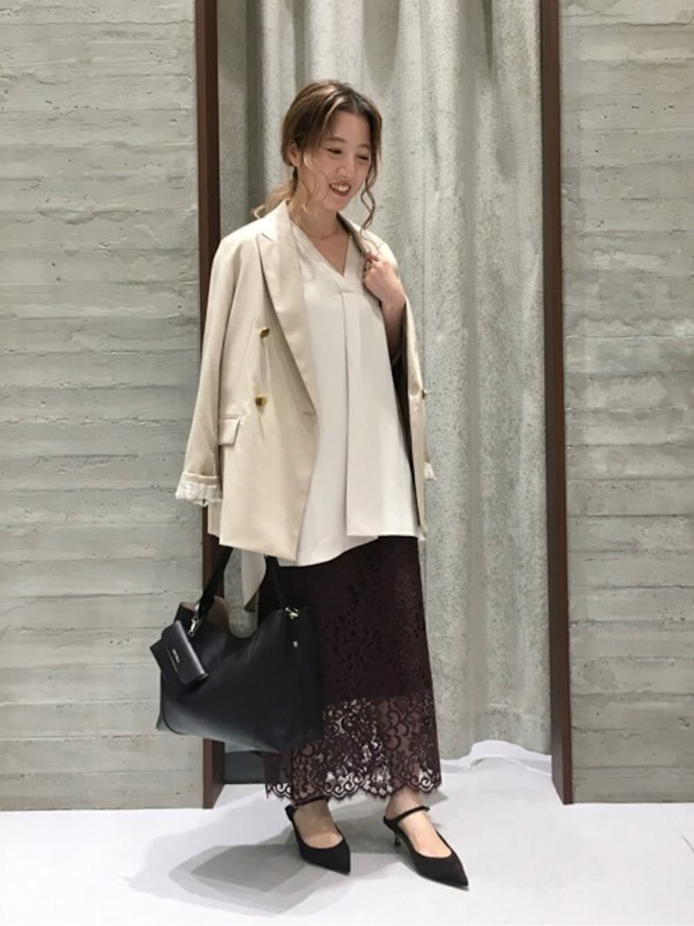 ベージュ系のテーラードジャケット、ホワイト系のシャツ/ブラウス、ブラウン系のスカートを着用したレディースの秋コーディネートの1枚目の写真