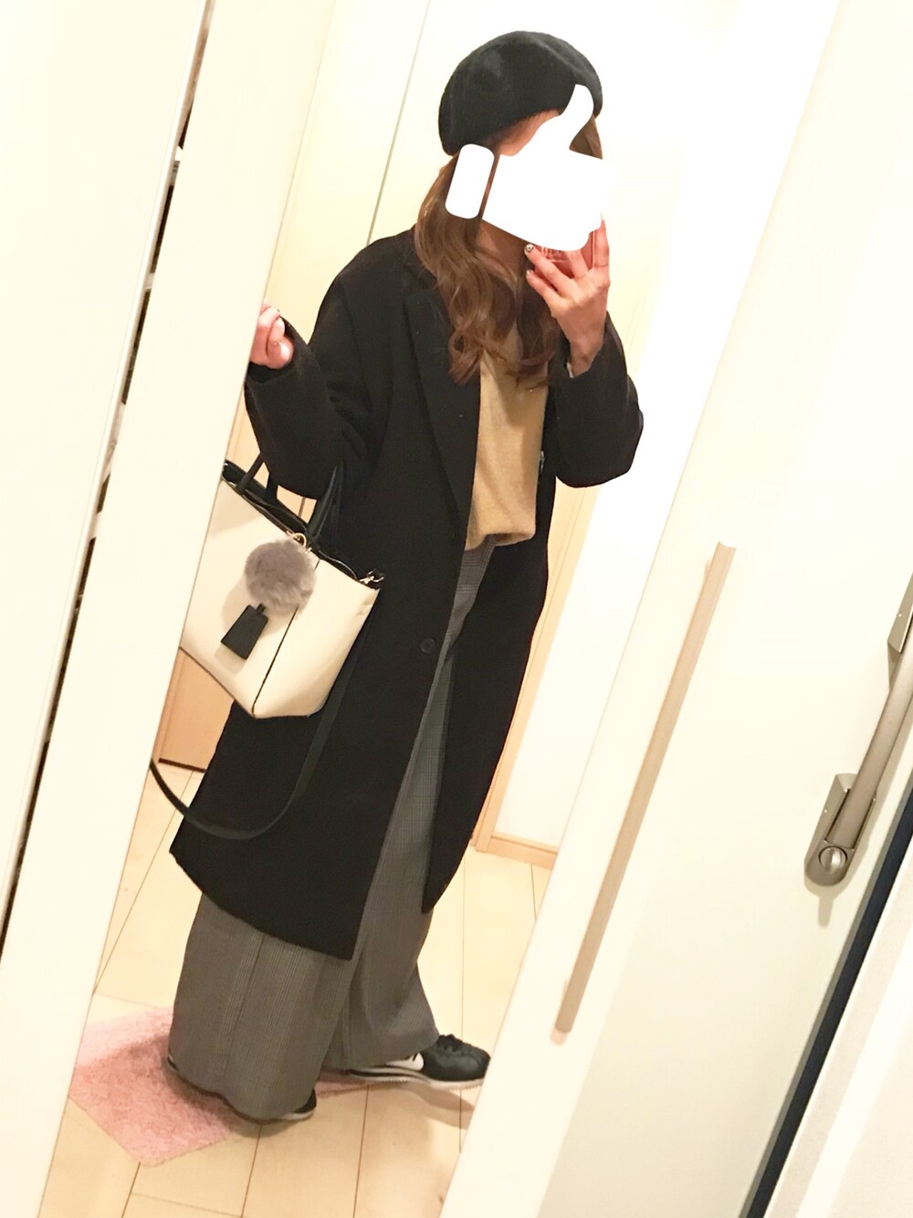 ベージュ系のニット/セーター、ブラック系のスニーカー、グレー系のその他パンツを着用したレディースの冬コーディネートの1枚目の写真